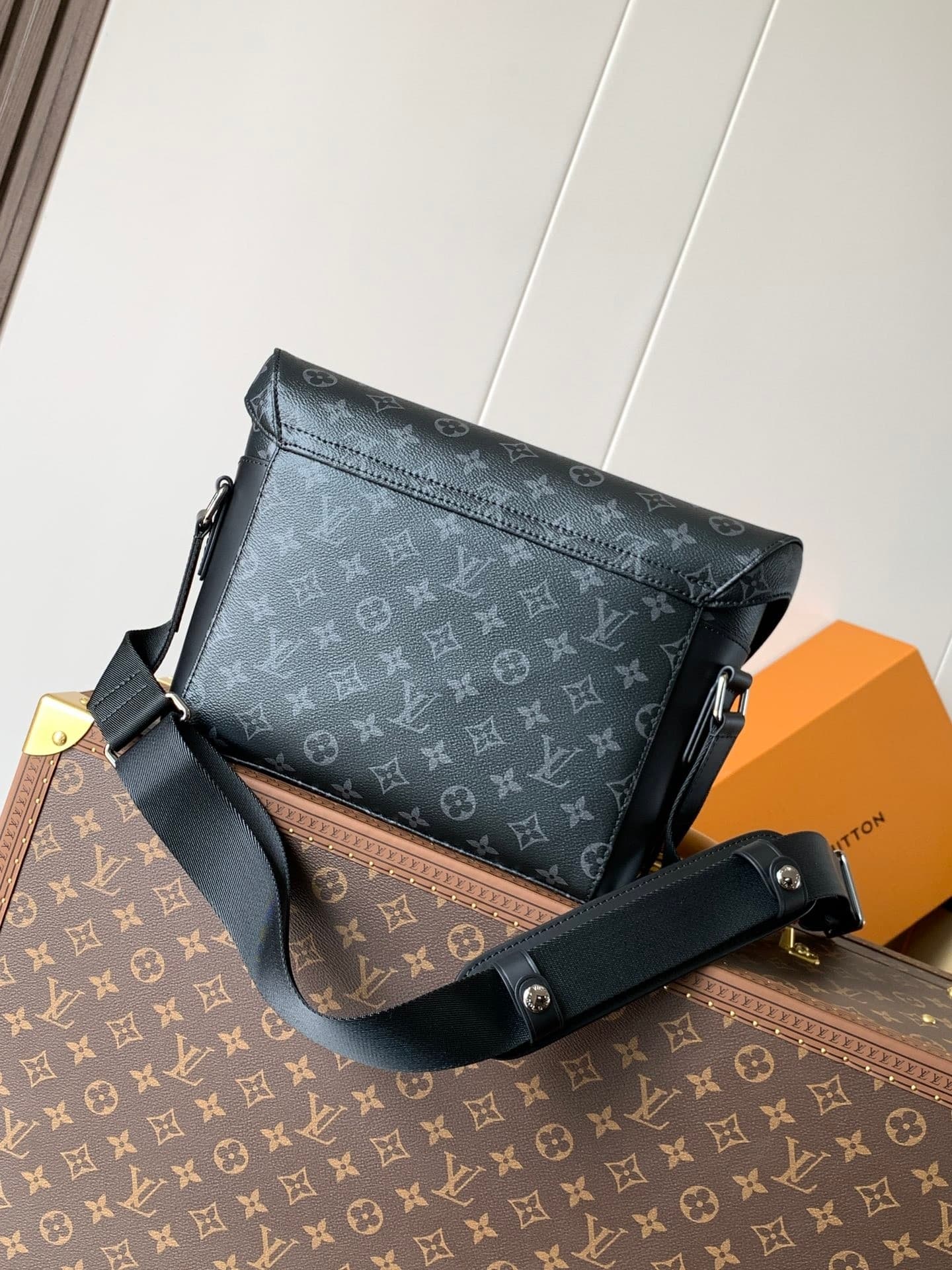 L X V Messenger Bags M40511 32x23x9cm