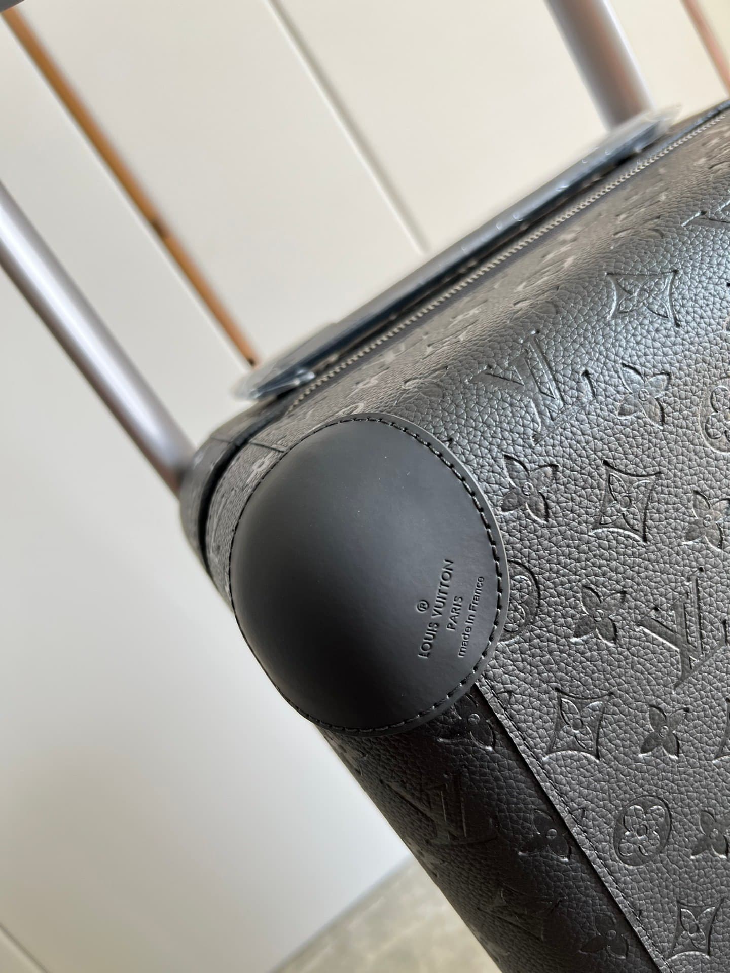 L X V Suitcase Size:55x38x21cm