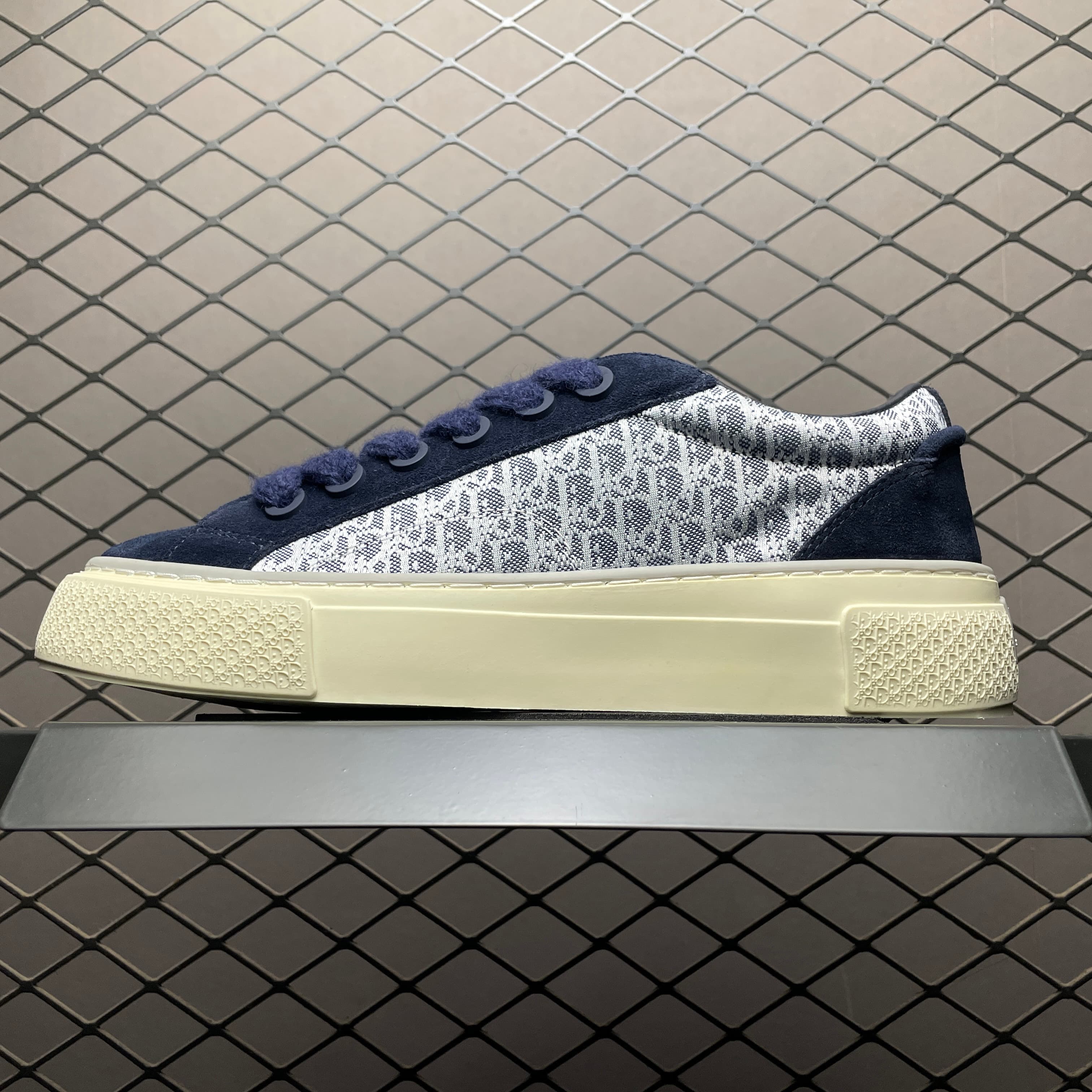 DR New B33 Sneaker