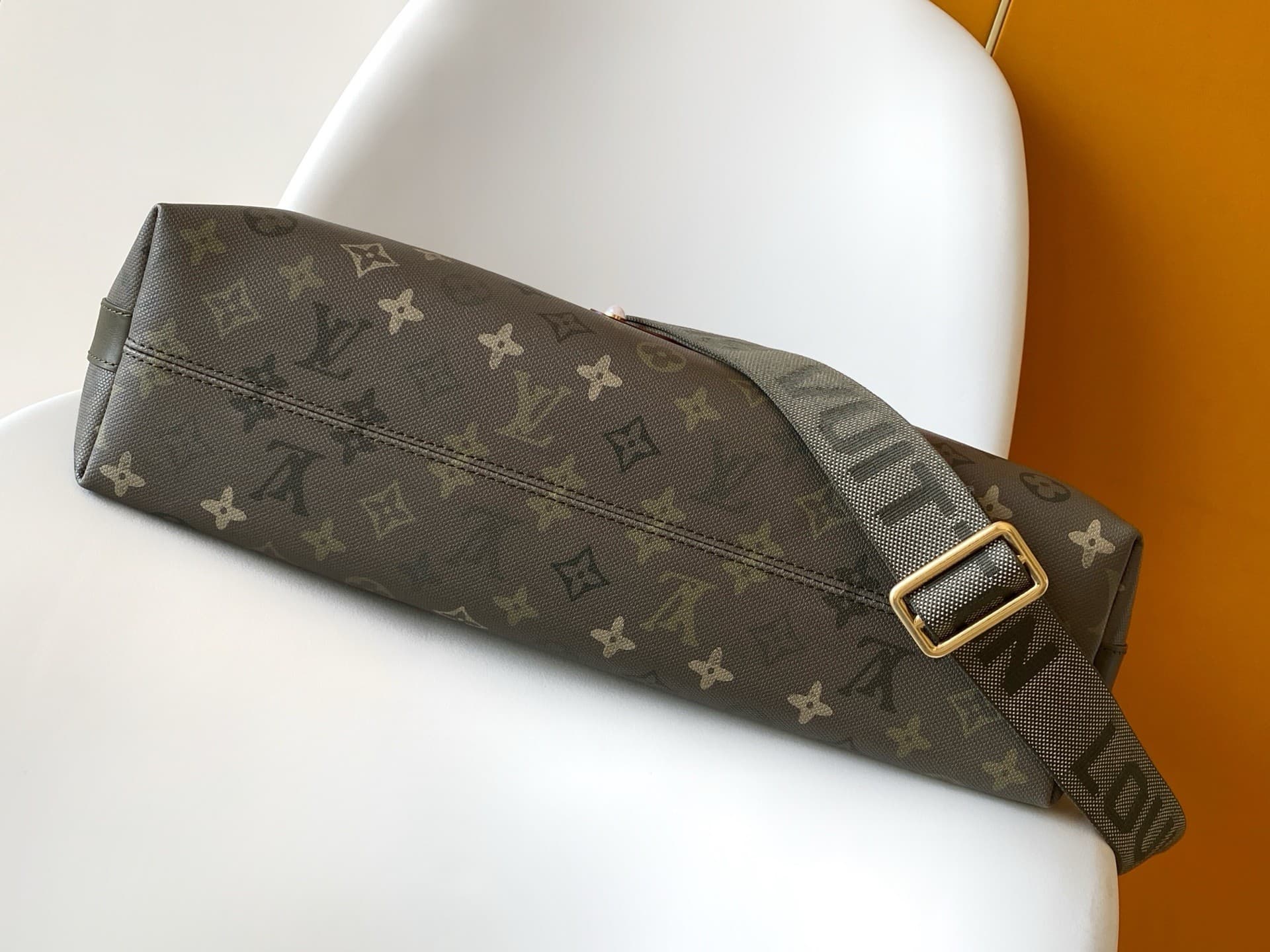 L X V Metis M27181 Size:48x36x12cm