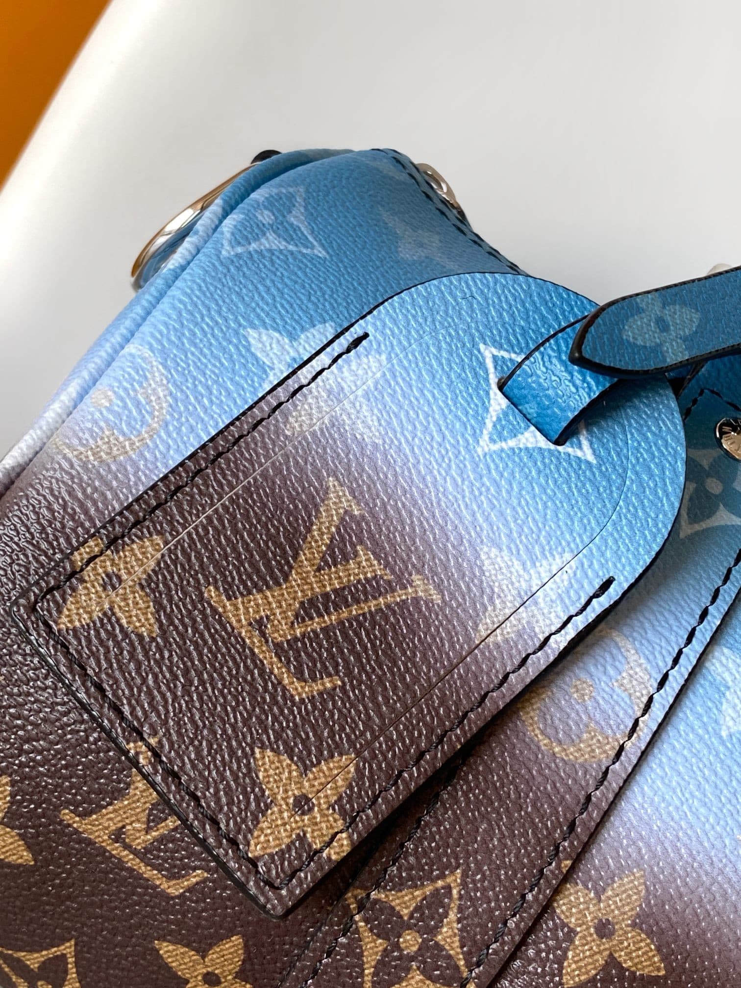 L X V Keepall Bandoulière 25 M28026 Size:25x15x11cm