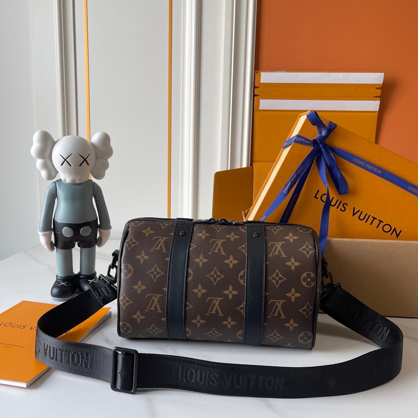 L X V Keepall Travelling bag M26750 27x17x13cm