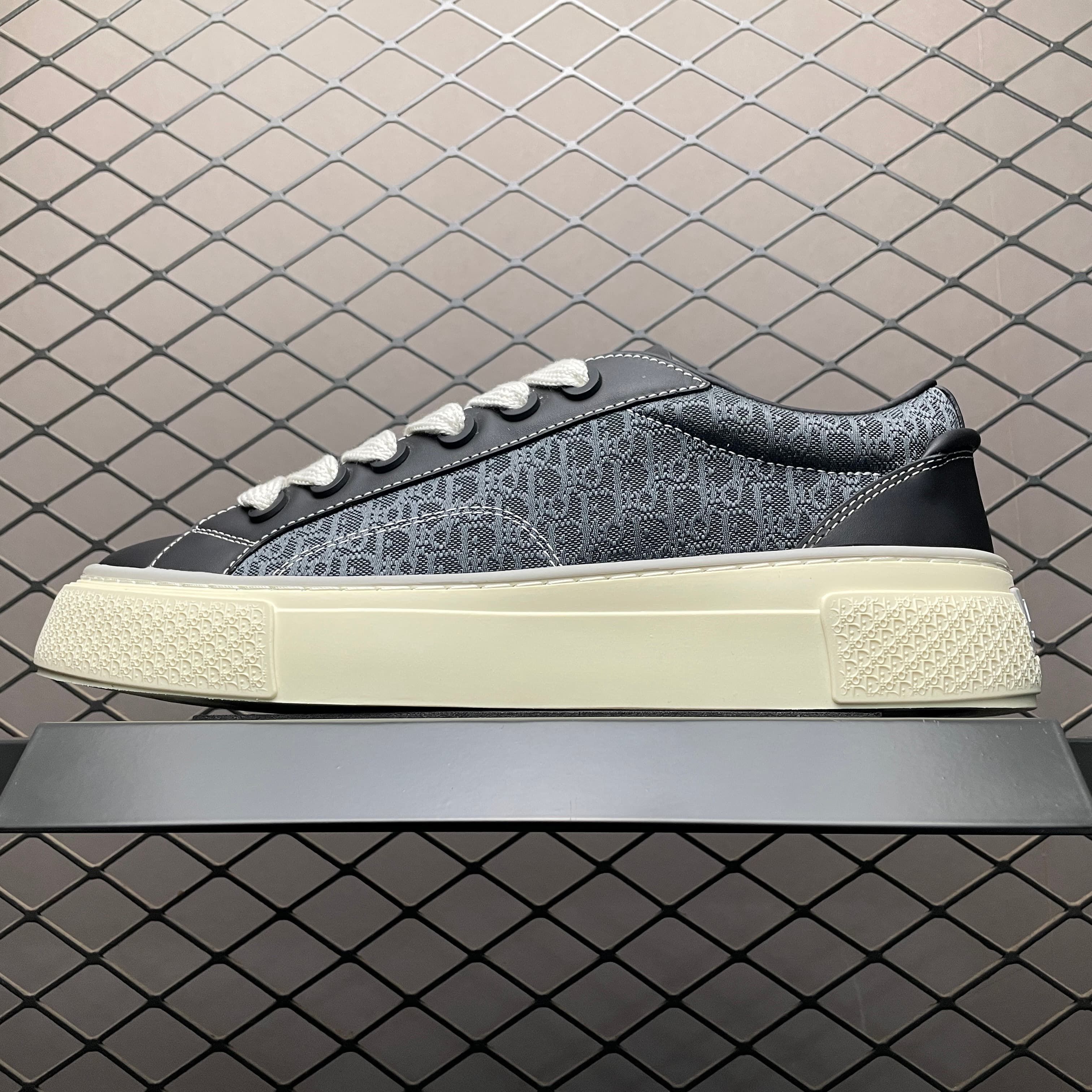 DR New B33 Sneaker