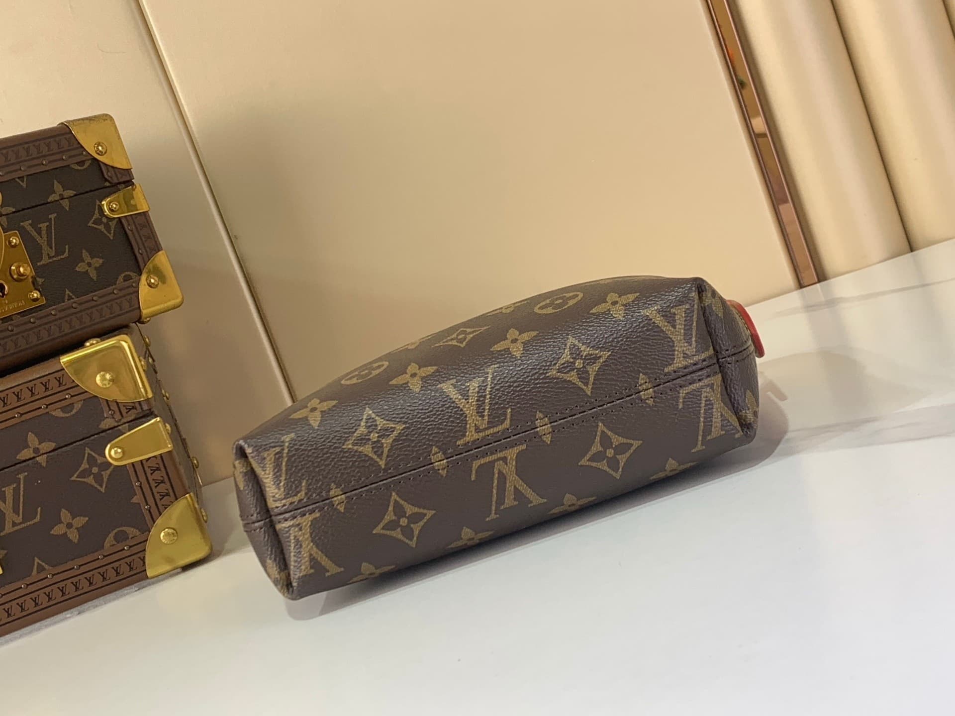 L X V POCHETTE HILLS M27509 18.5x11x6.5cm
