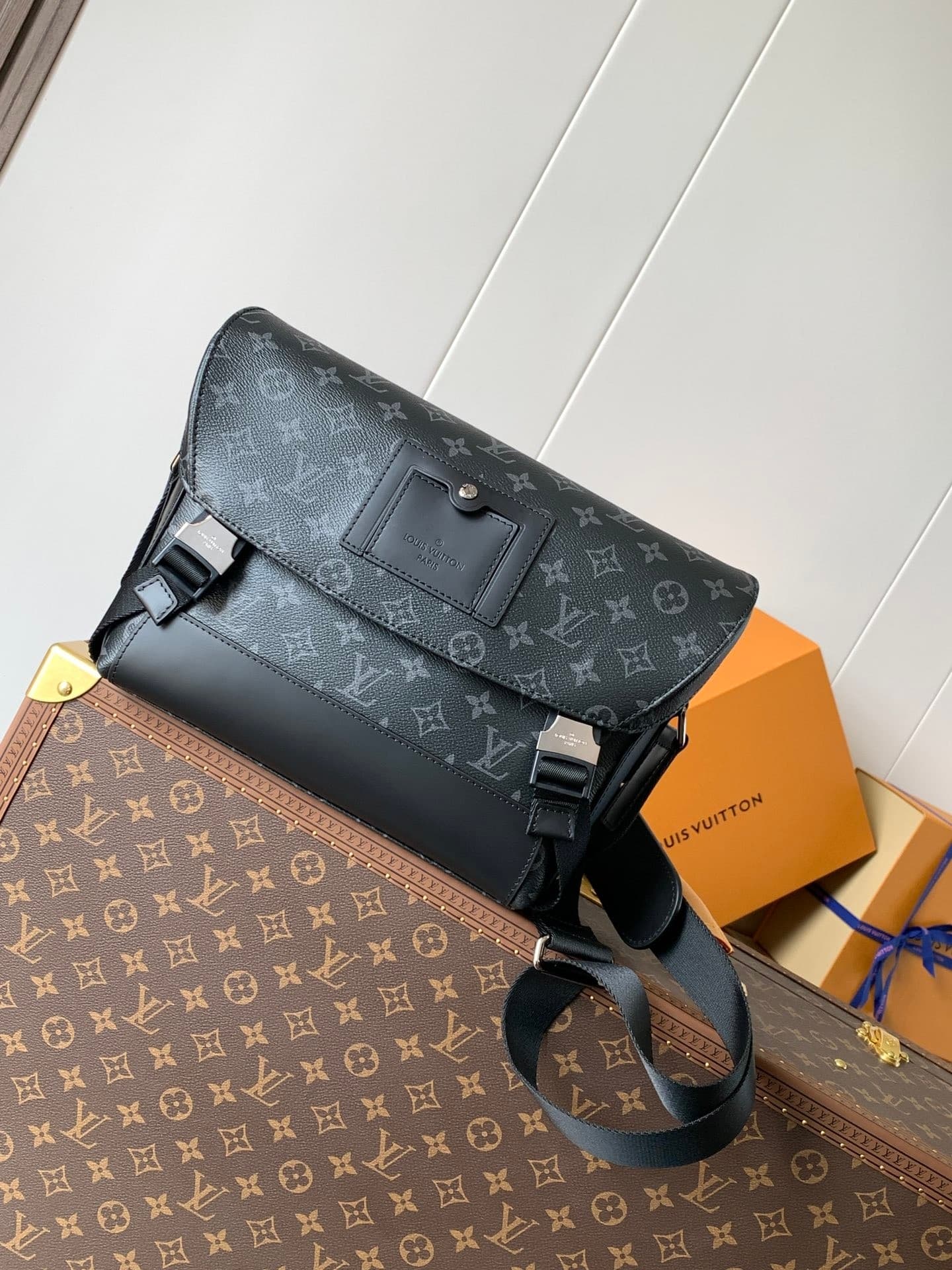 L X V Messenger Bags M40511 32x23x9cm