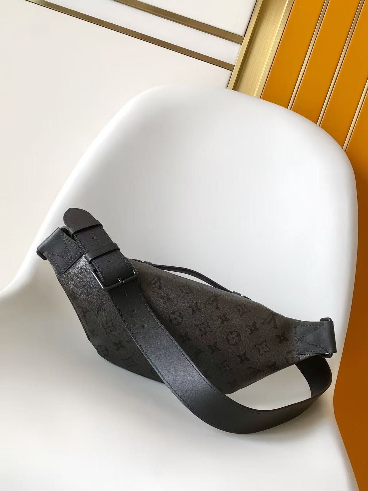 L X V Rush Pockets M26763 Size:30x15x8cm