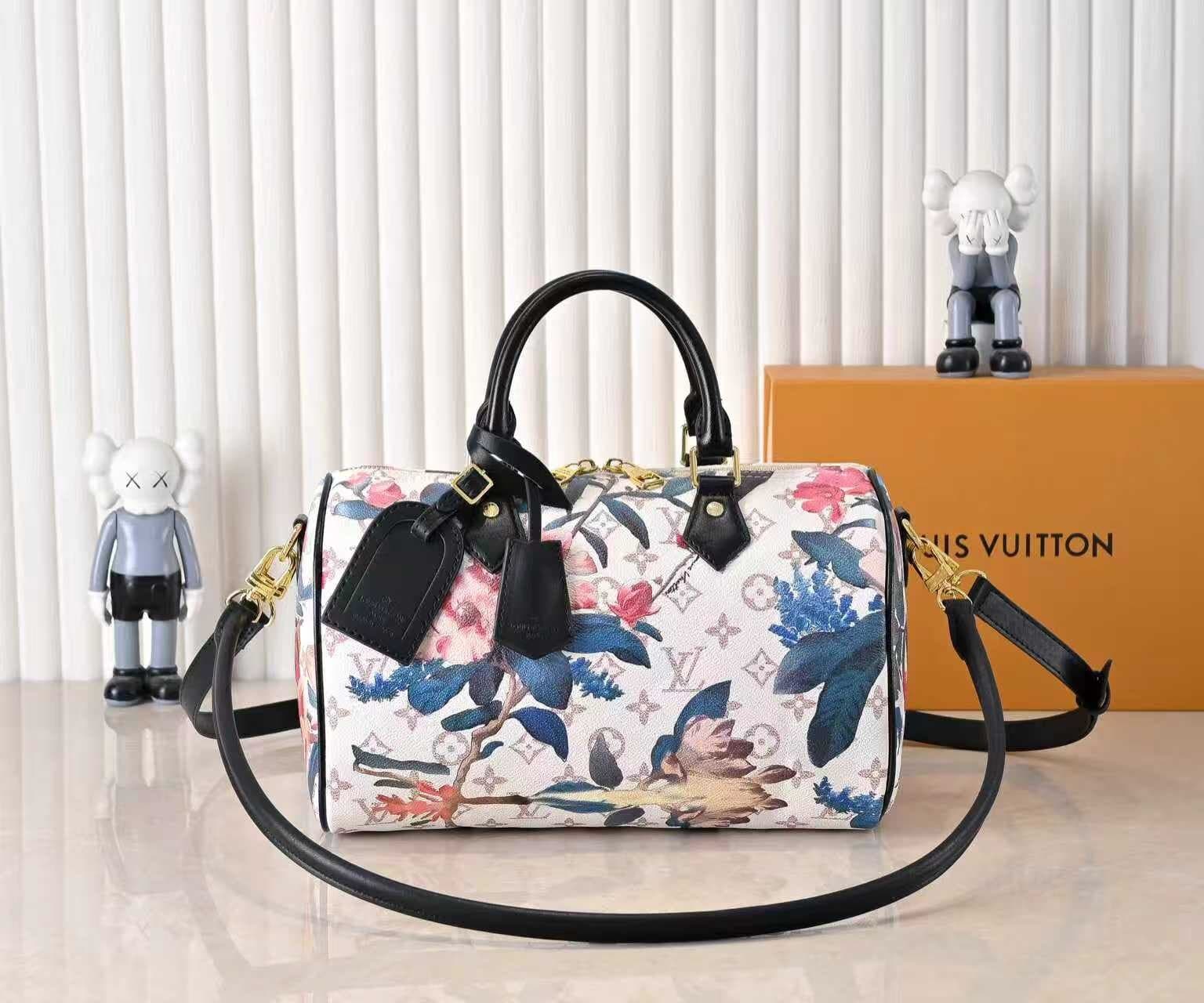 L X V SPEEDY SOFT 30 Size:30x21x17cm