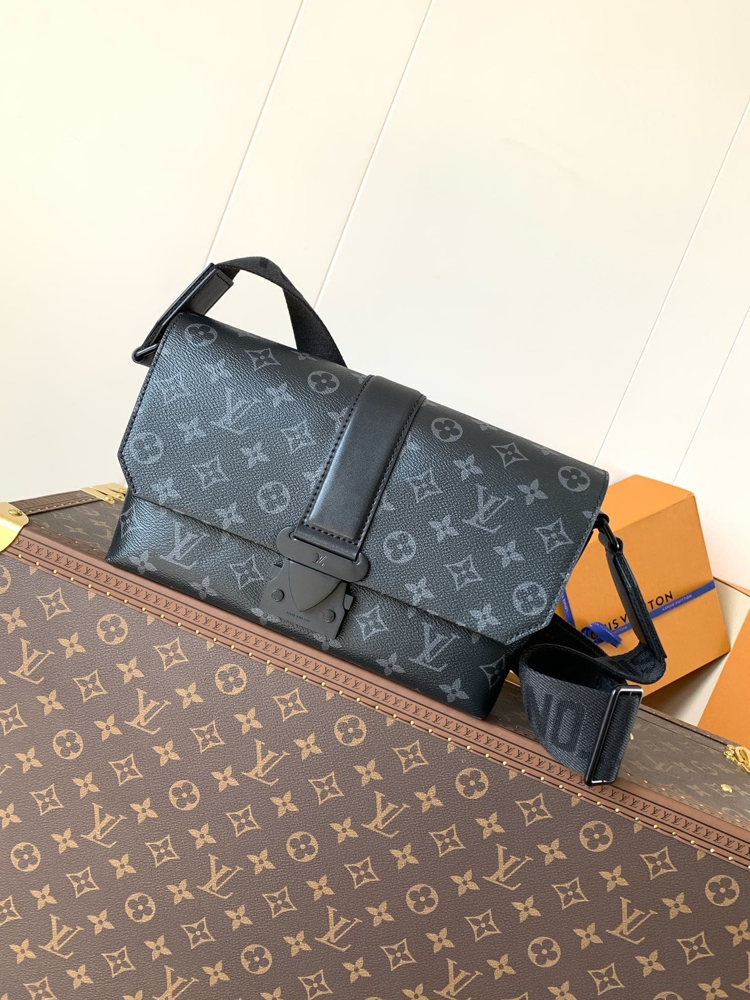 L X V Messenger Bags N46794 28x16x10cm