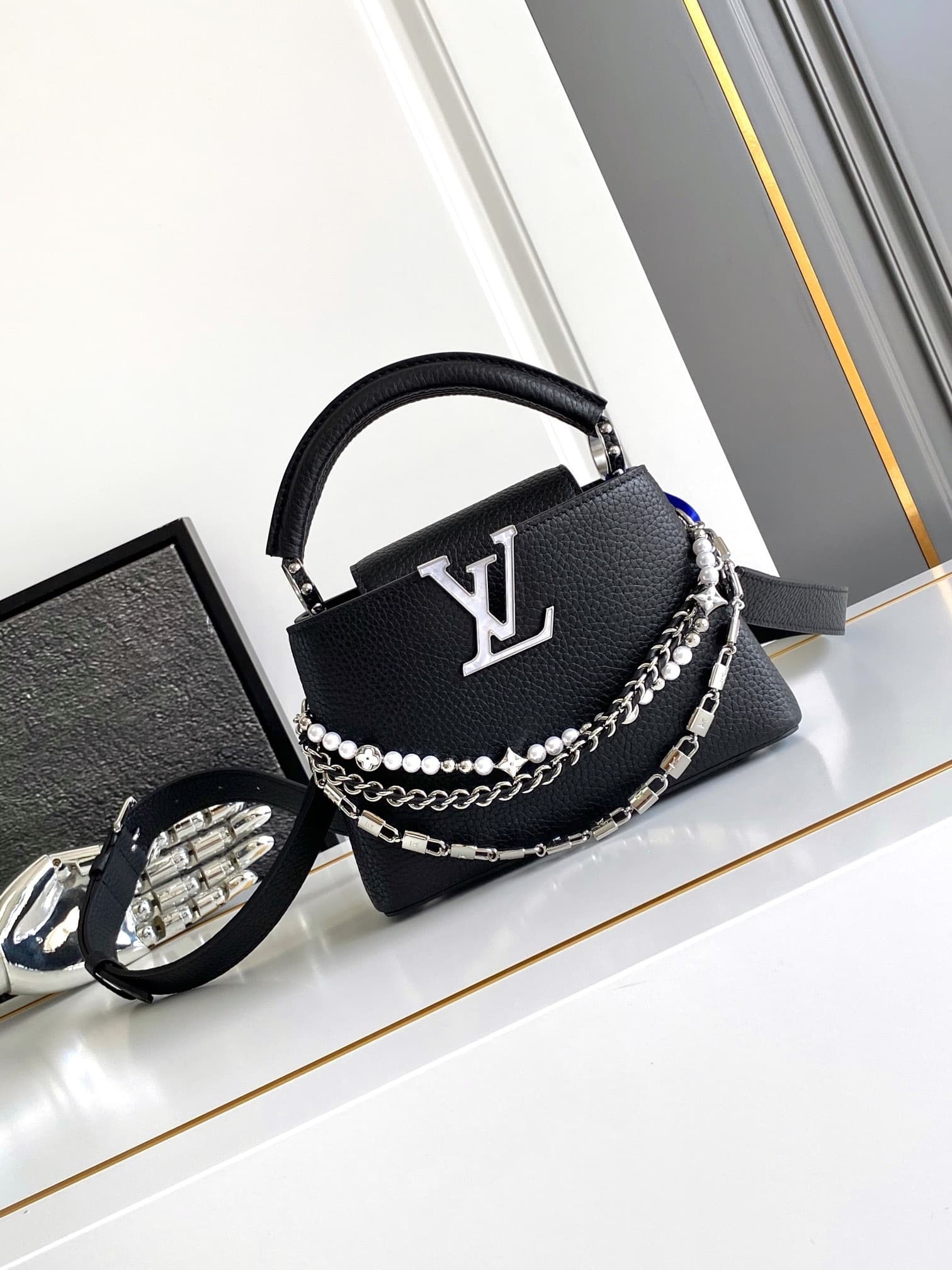 L X V Capucines bag M11908 21x14x8cm