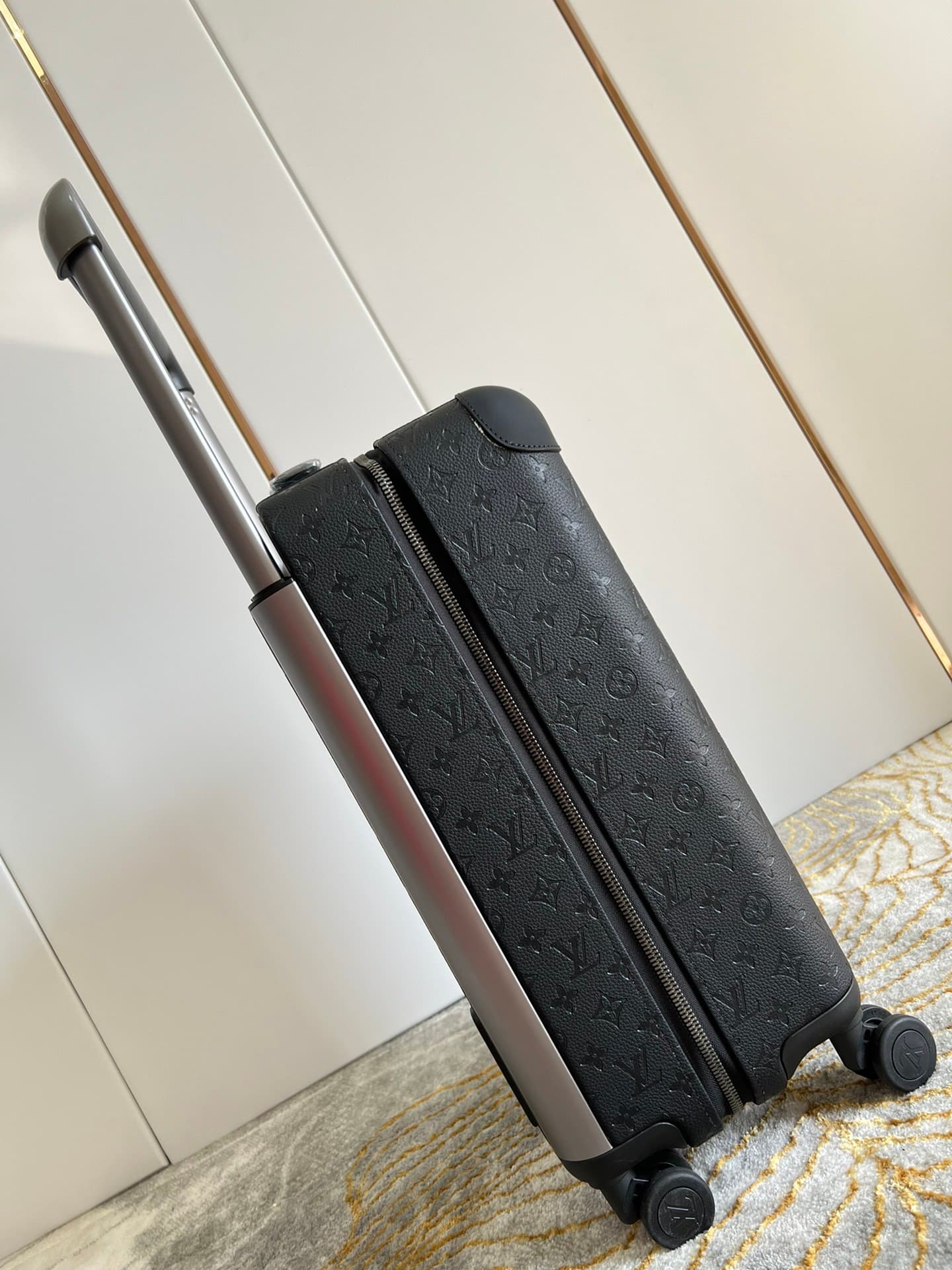 L X V Suitcase Size:55x38x21cm