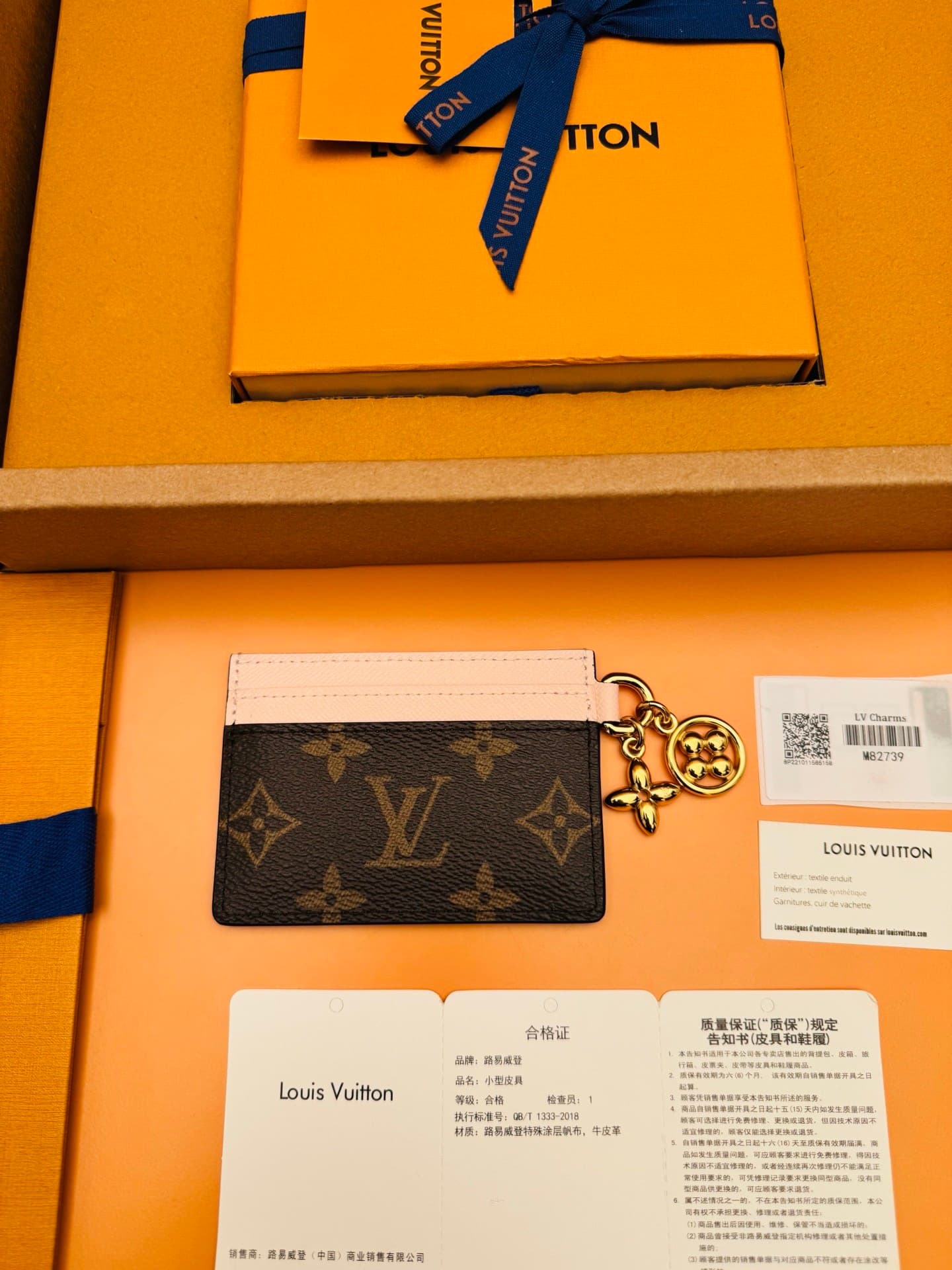 L X V CARD HOLDER M82739 Size:10.2x7.3x0.3CM