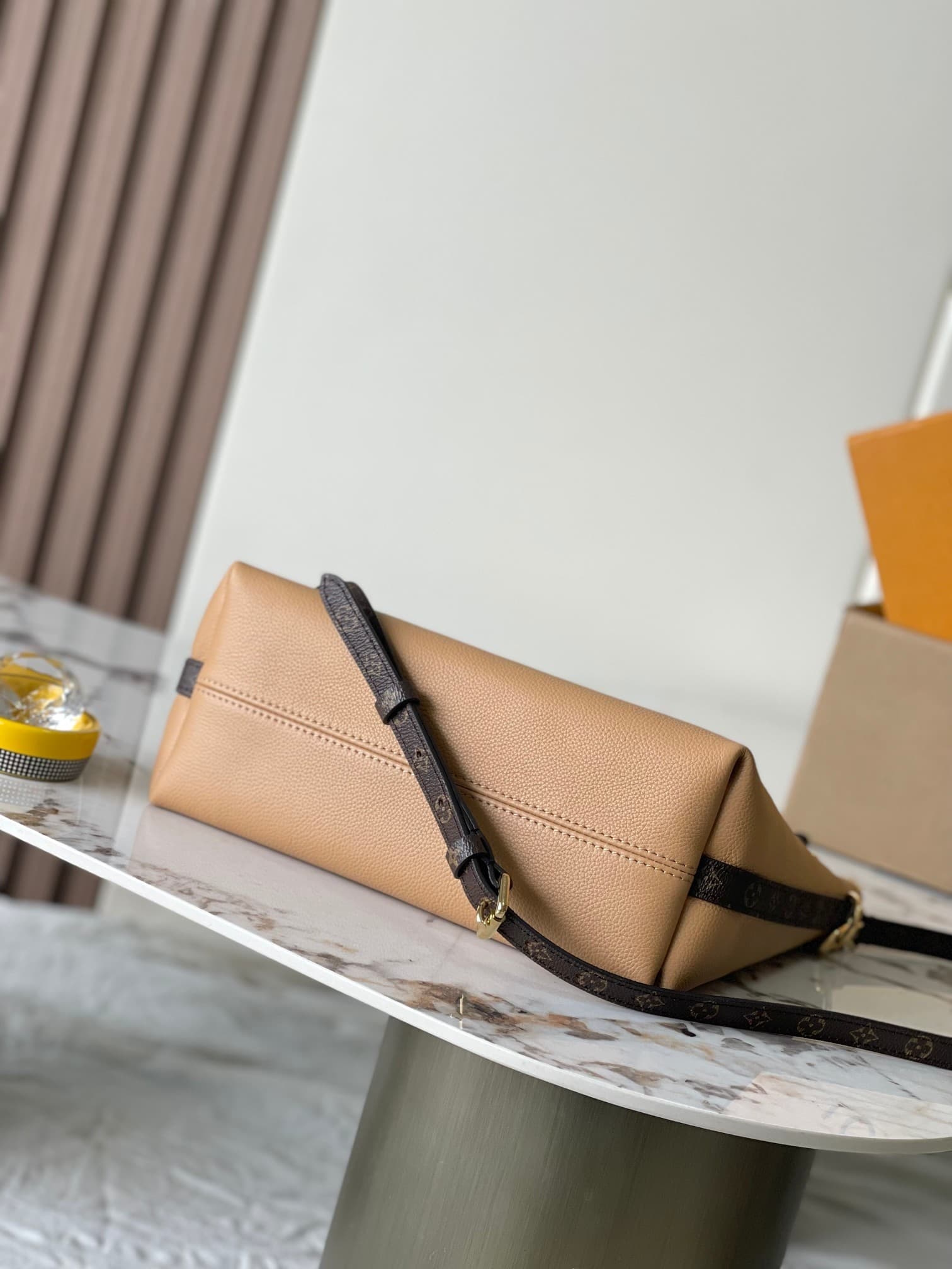 L X V MULTIPASS M28029 Size:30x26x10cm