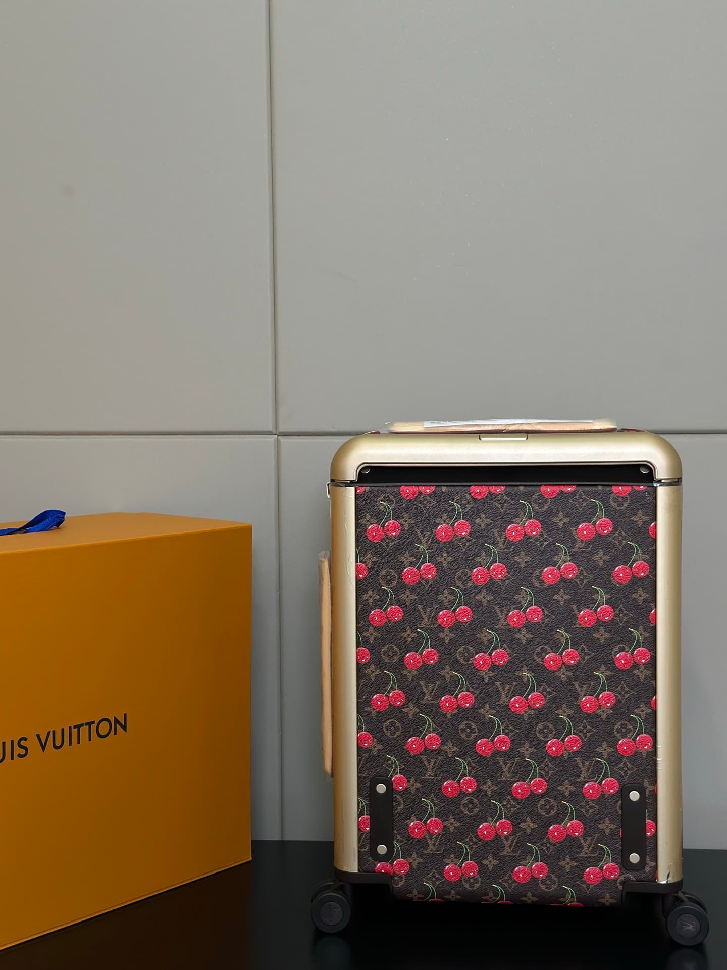 L X V Suitcase Size:55x38x21cm