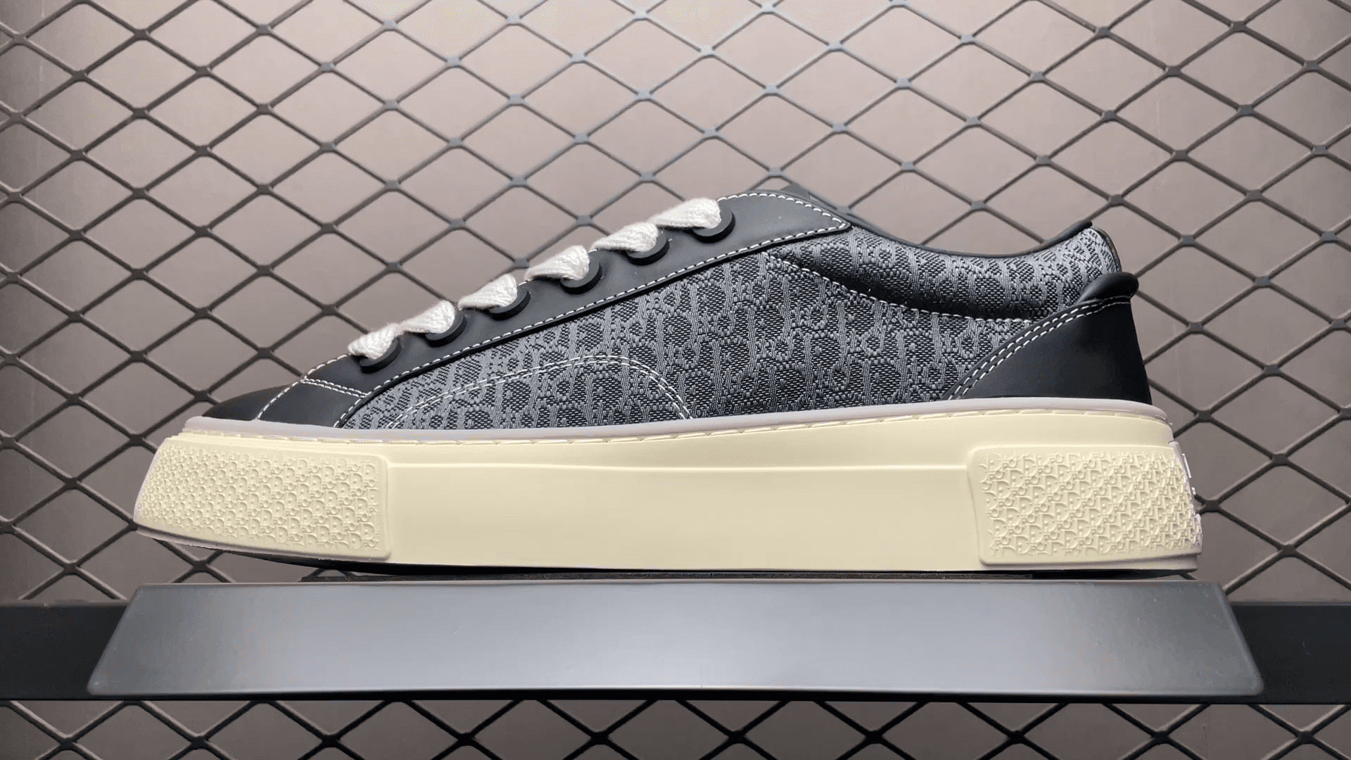 DR New B33 Sneaker