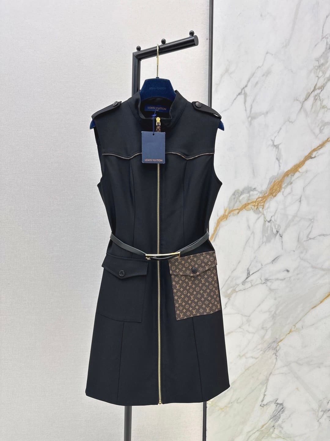L X V A sleeveless dress(Women's style)