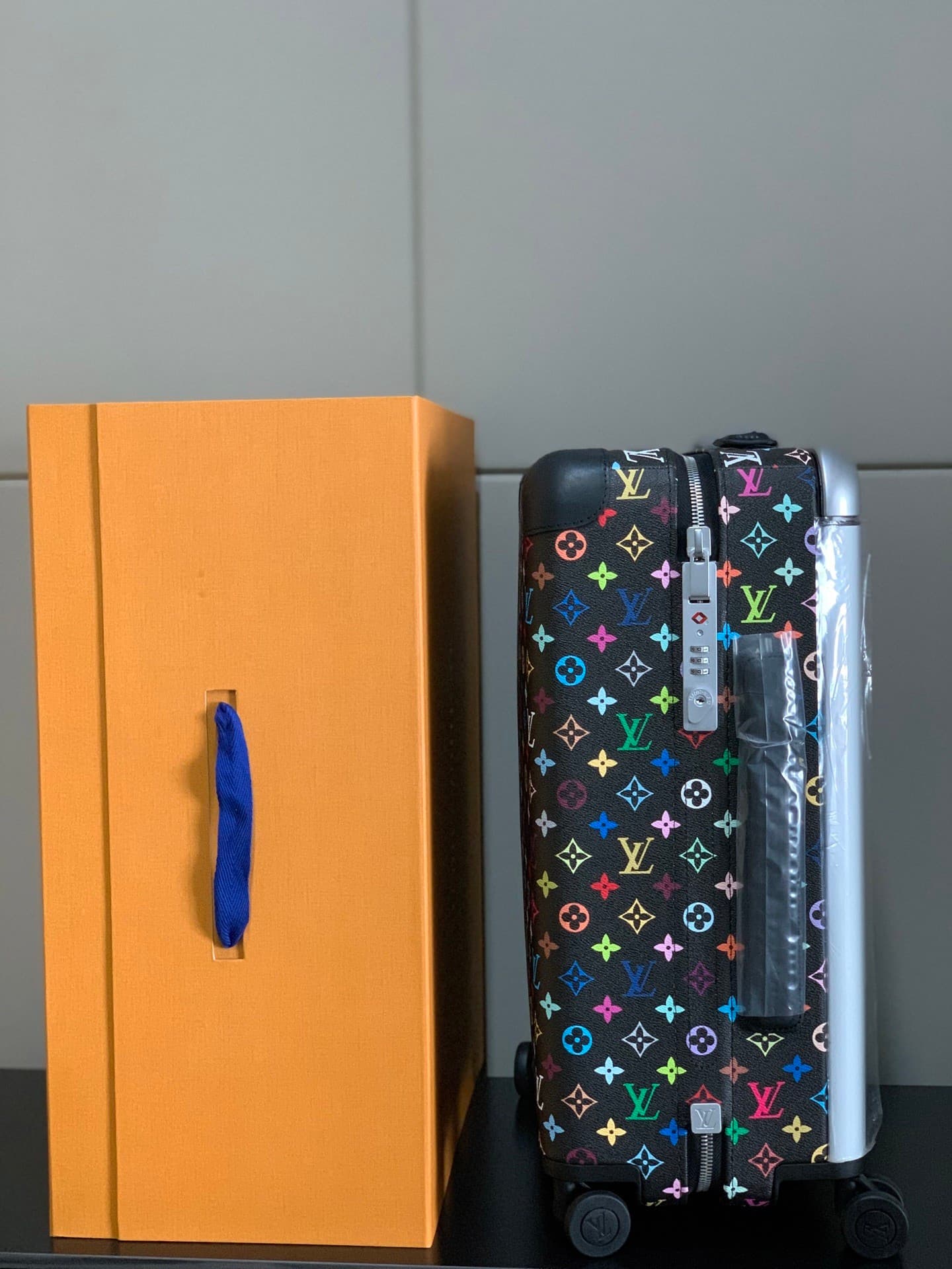 L X V Suitcase Size:55x38x21cm