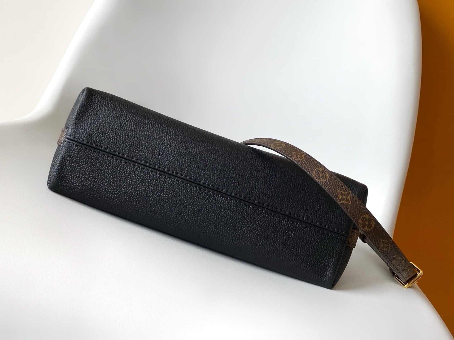 L X V MULTIPASS M29195 Size:30x26x10cm
