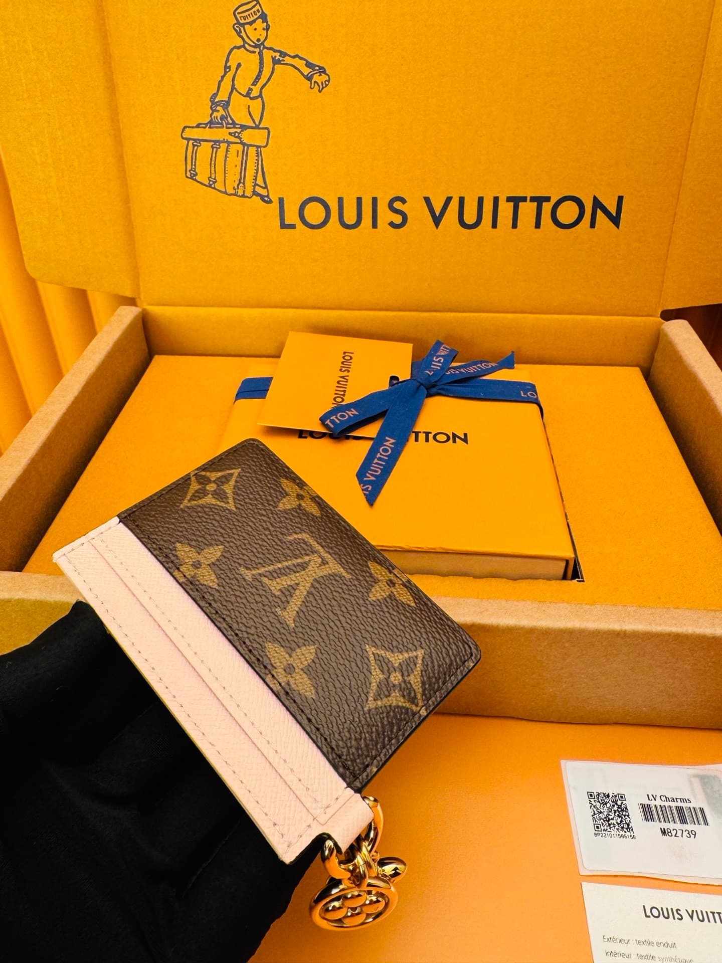 L X V CARD HOLDER M82739 Size:10.2x7.3x0.3CM
