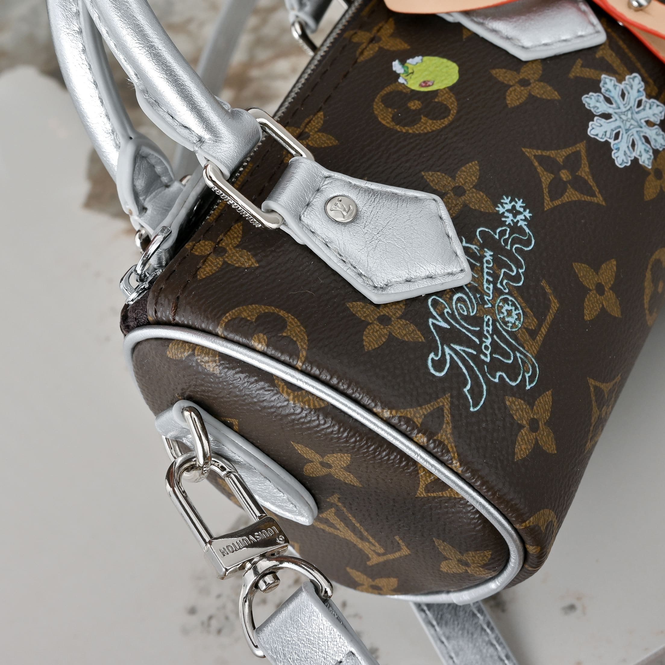 L X V Shoulder bag M81085 Size:16x10x7.5cm