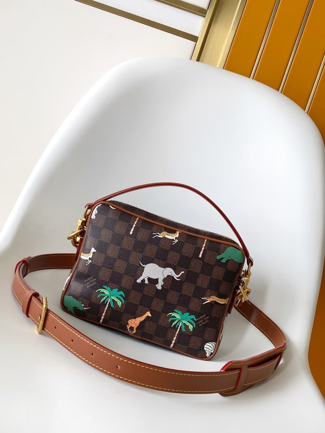 L X V X THE DARJELING LIMITED M14016 Size:25x17.5x11cm