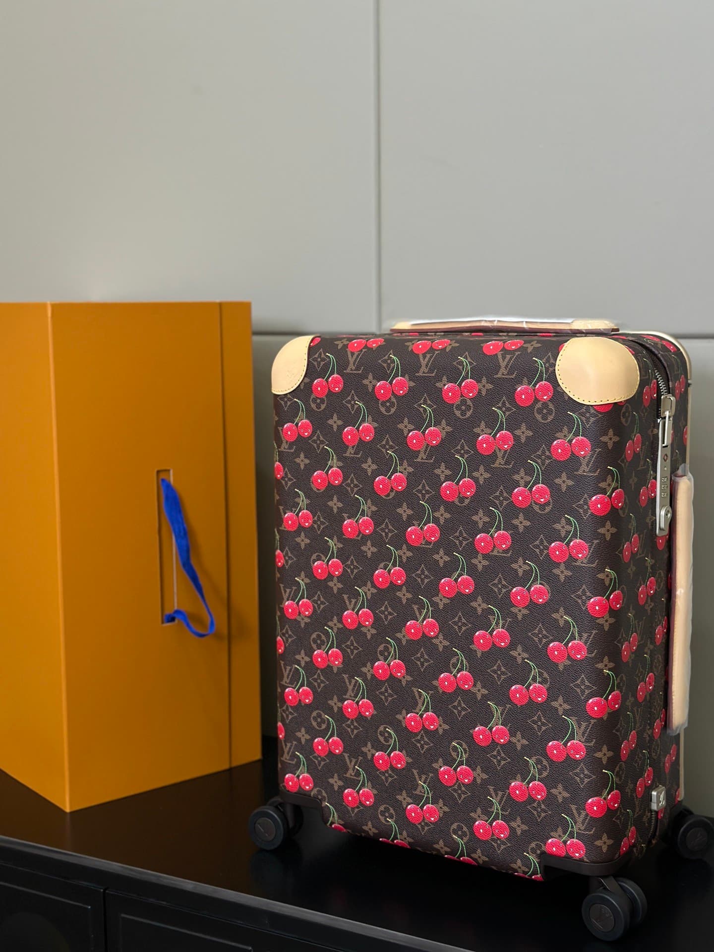 L X V Suitcase Size:55x38x21cm