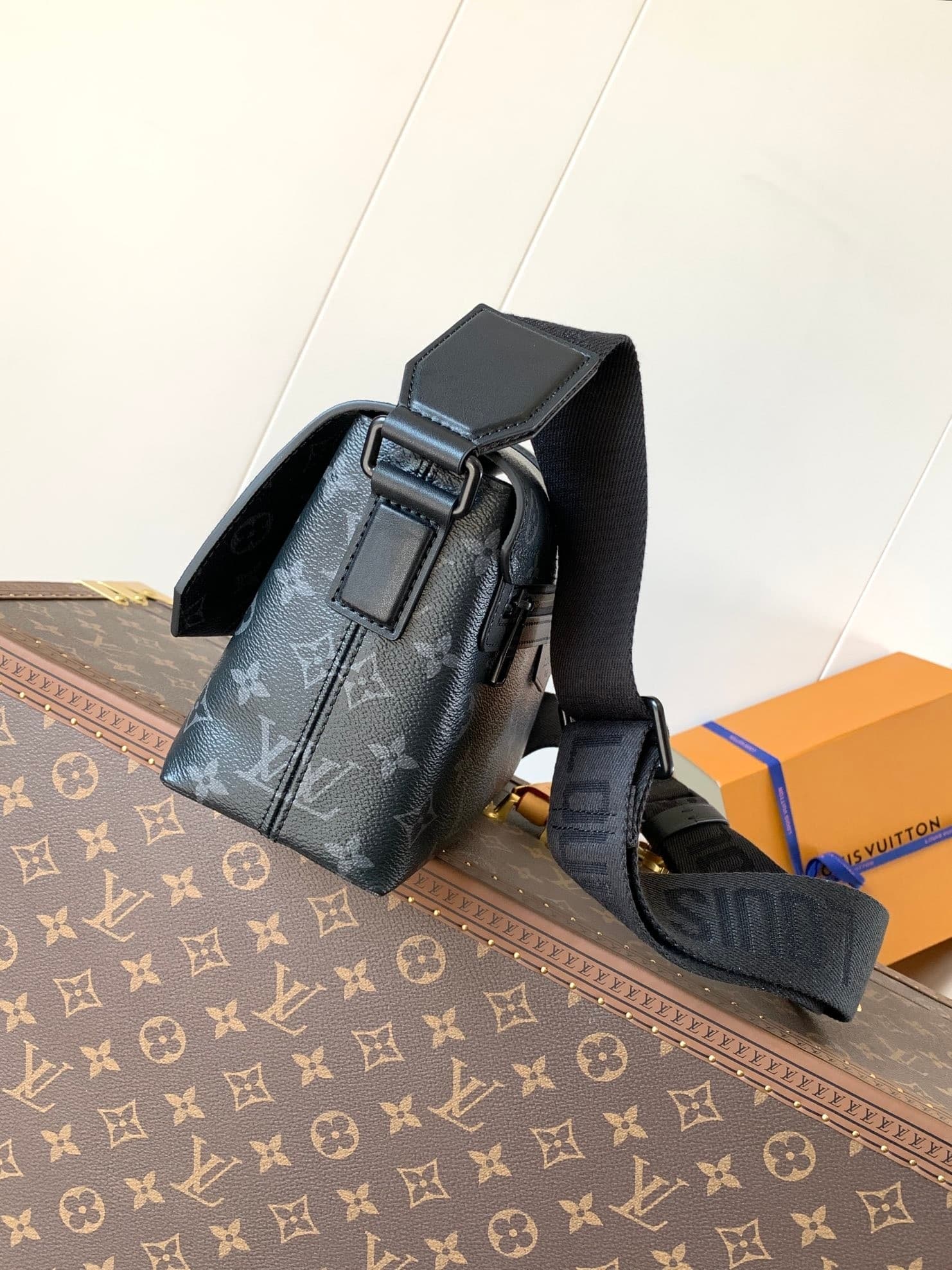 L X V Messenger Bags N46794 28x16x10cm