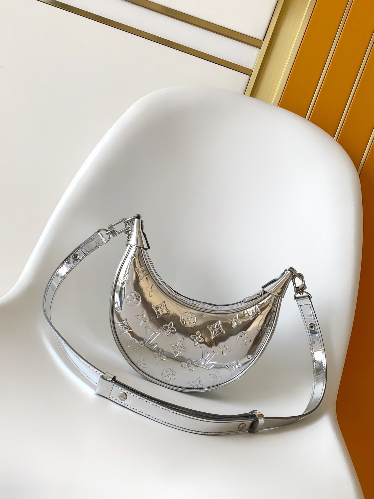 L X V LOOP M11833 Size:13x6x23cm