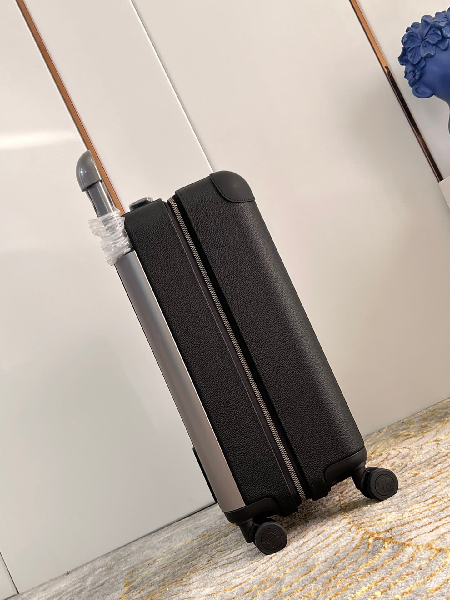 L X V Suitcase Size:55x38x21cm