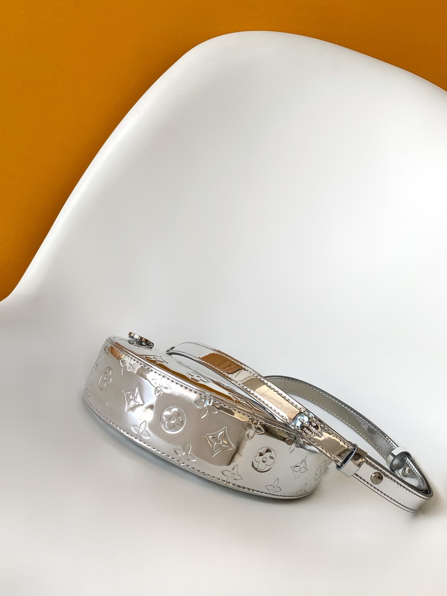 L X V LOOP M11833 Size:13x6x23cm