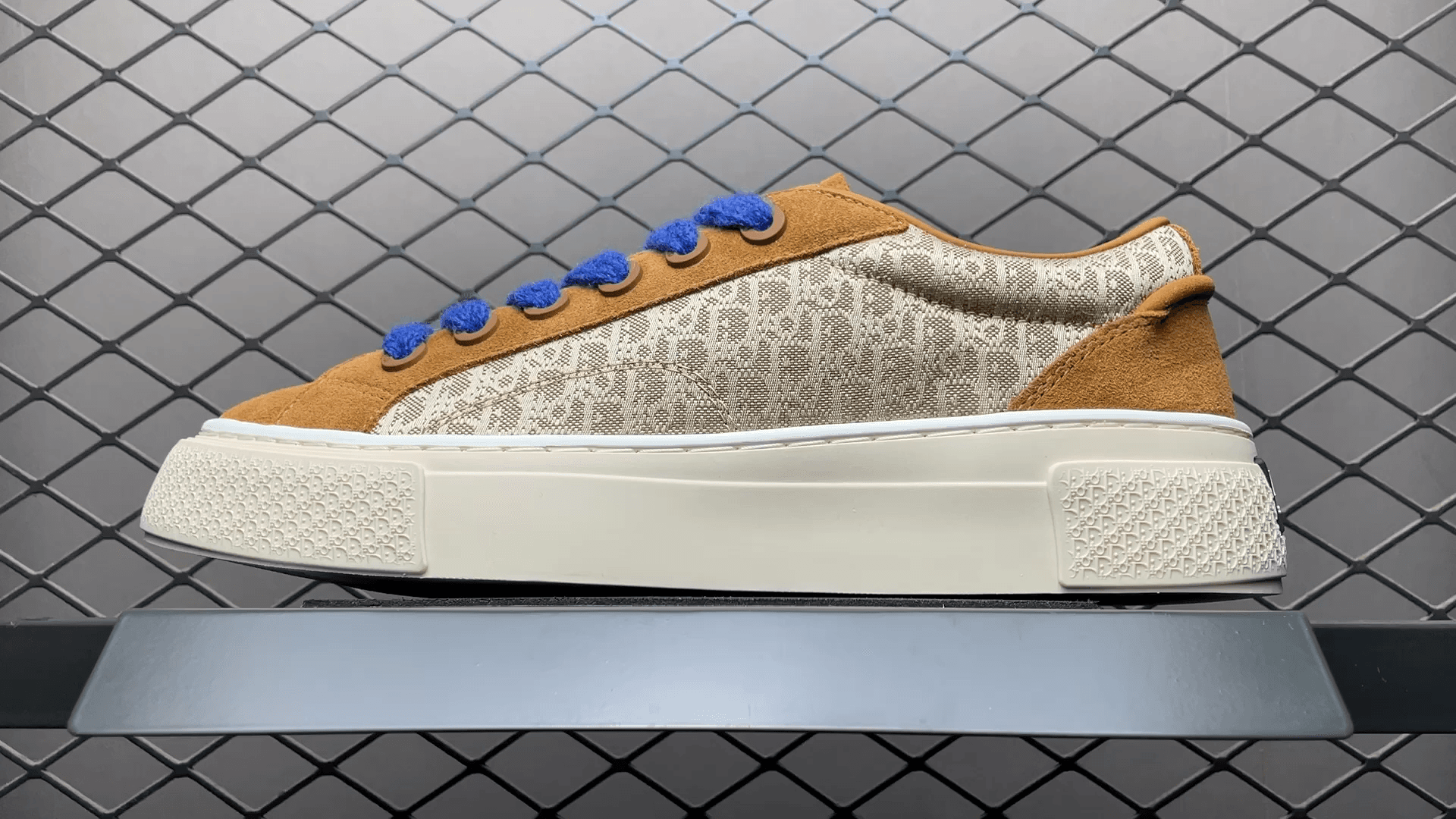 DR New B33 Sneaker