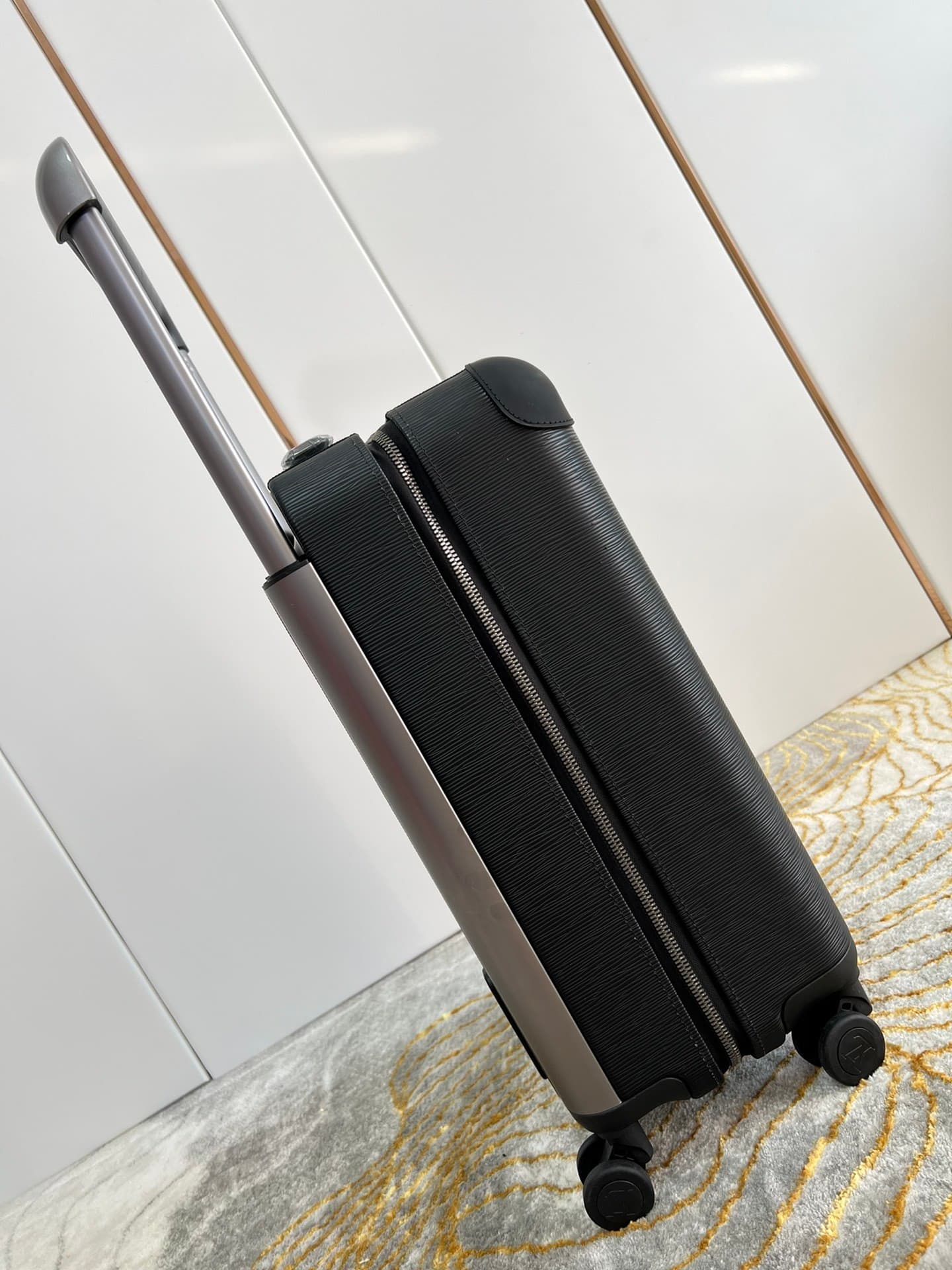 L X V Suitcase Size:55x38x21cm