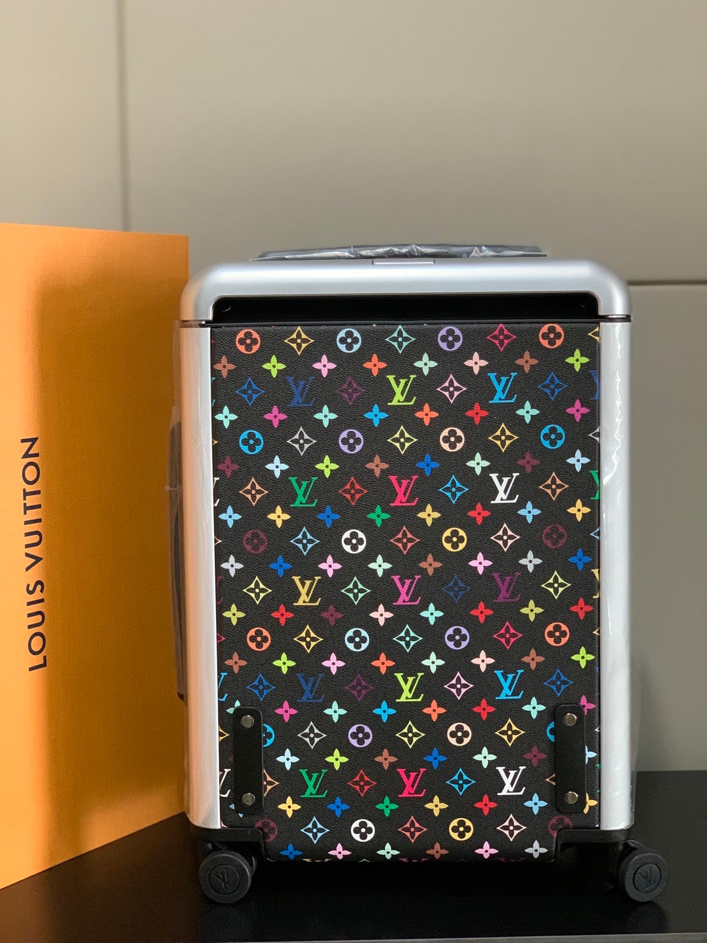 L X V Suitcase Size:55x38x21cm