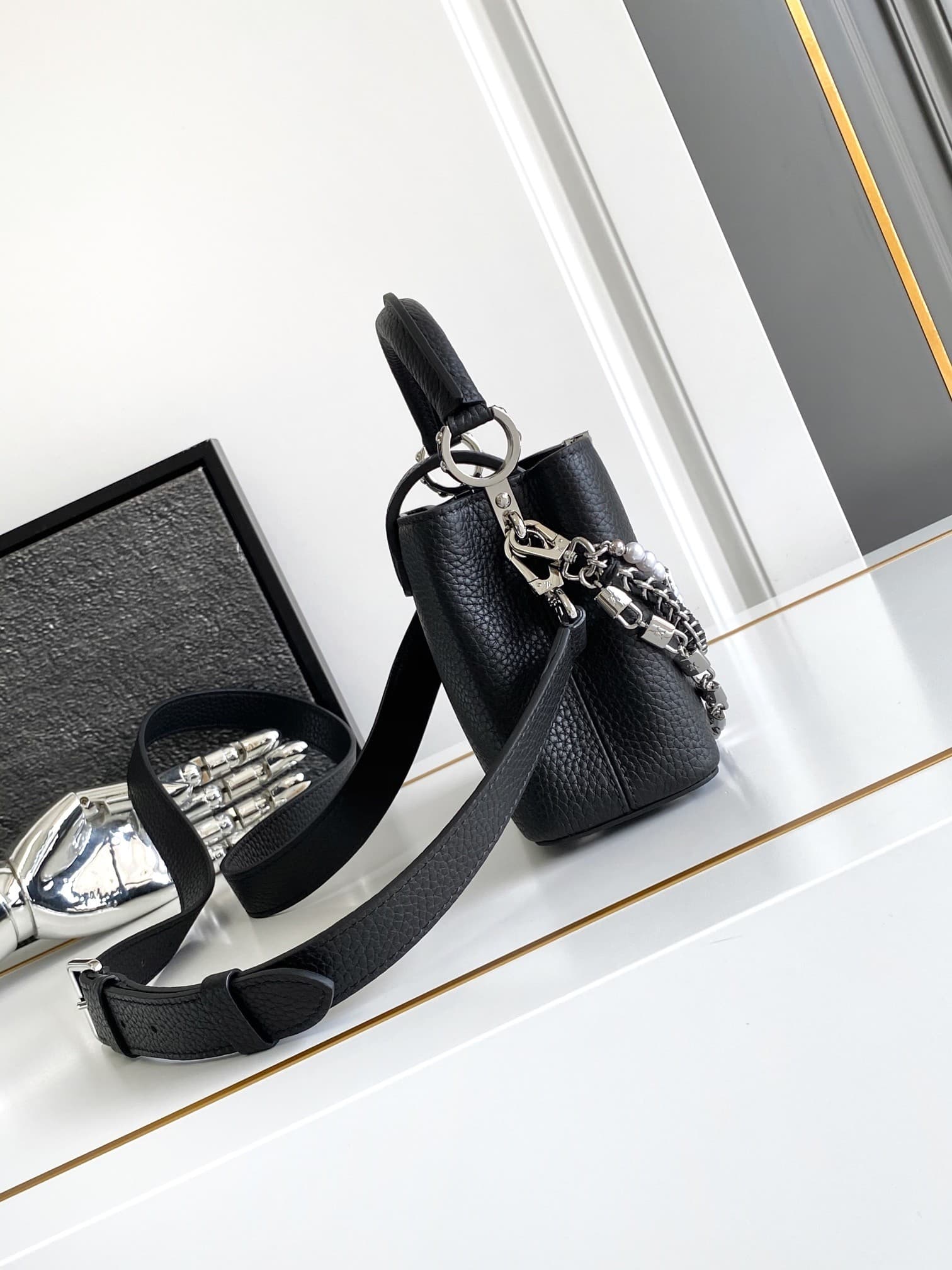 L X V Capucines bag M11908 21x14x8cm
