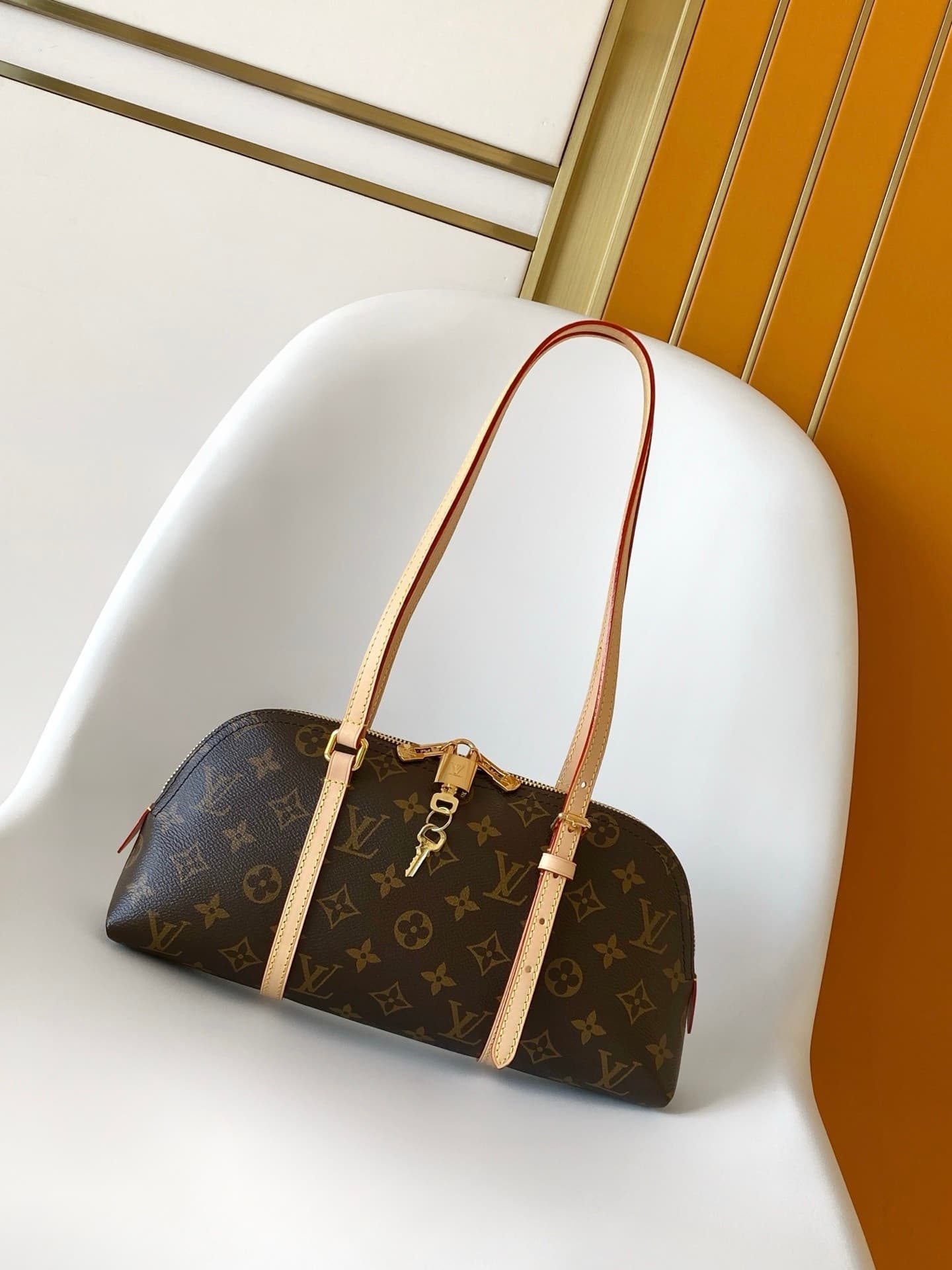 L X V SQUIRE EAST WEST M28953 Size:29x8.5x15cm