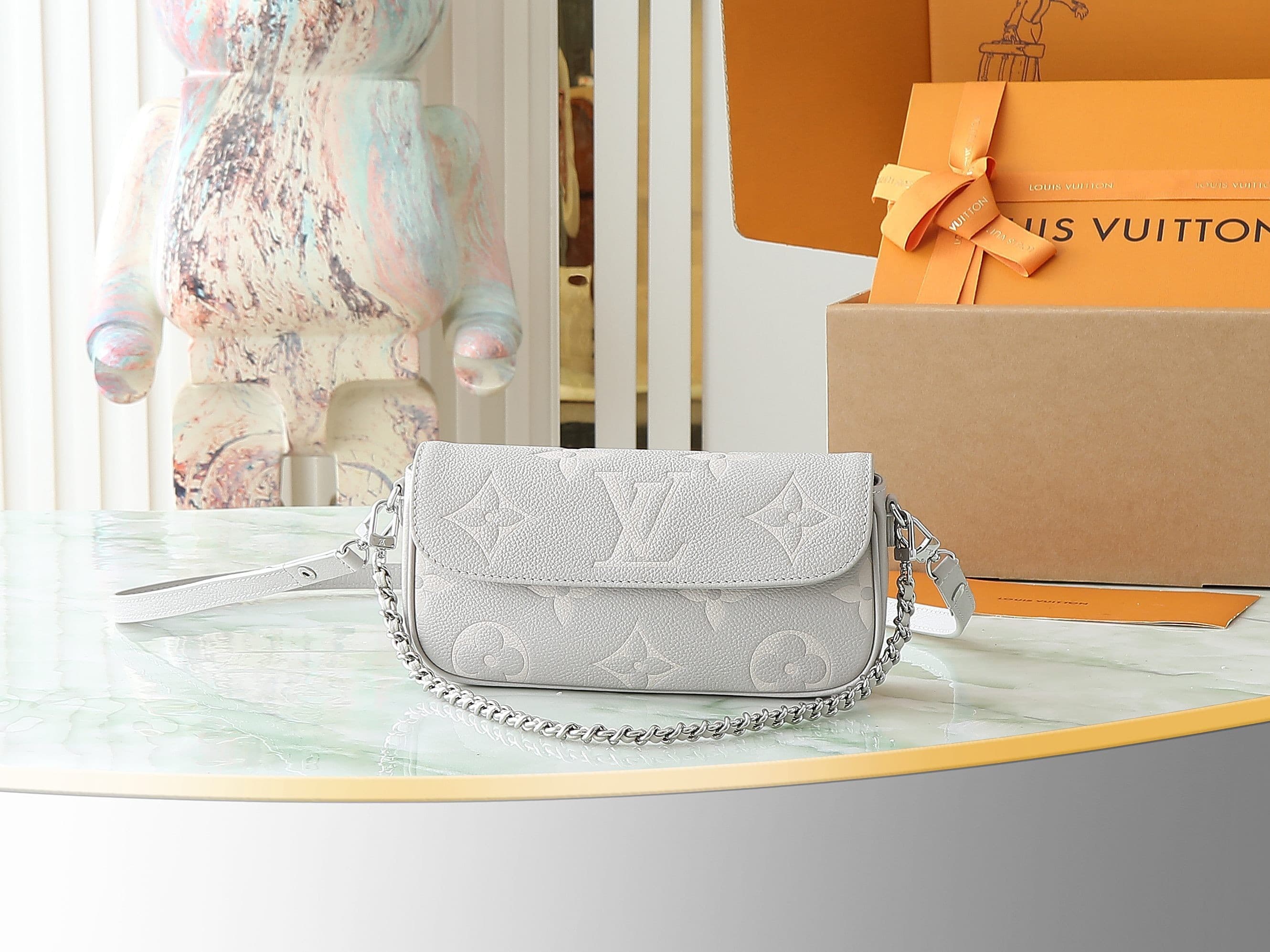 L X V Underarm bag 23.5x12x4.3cm