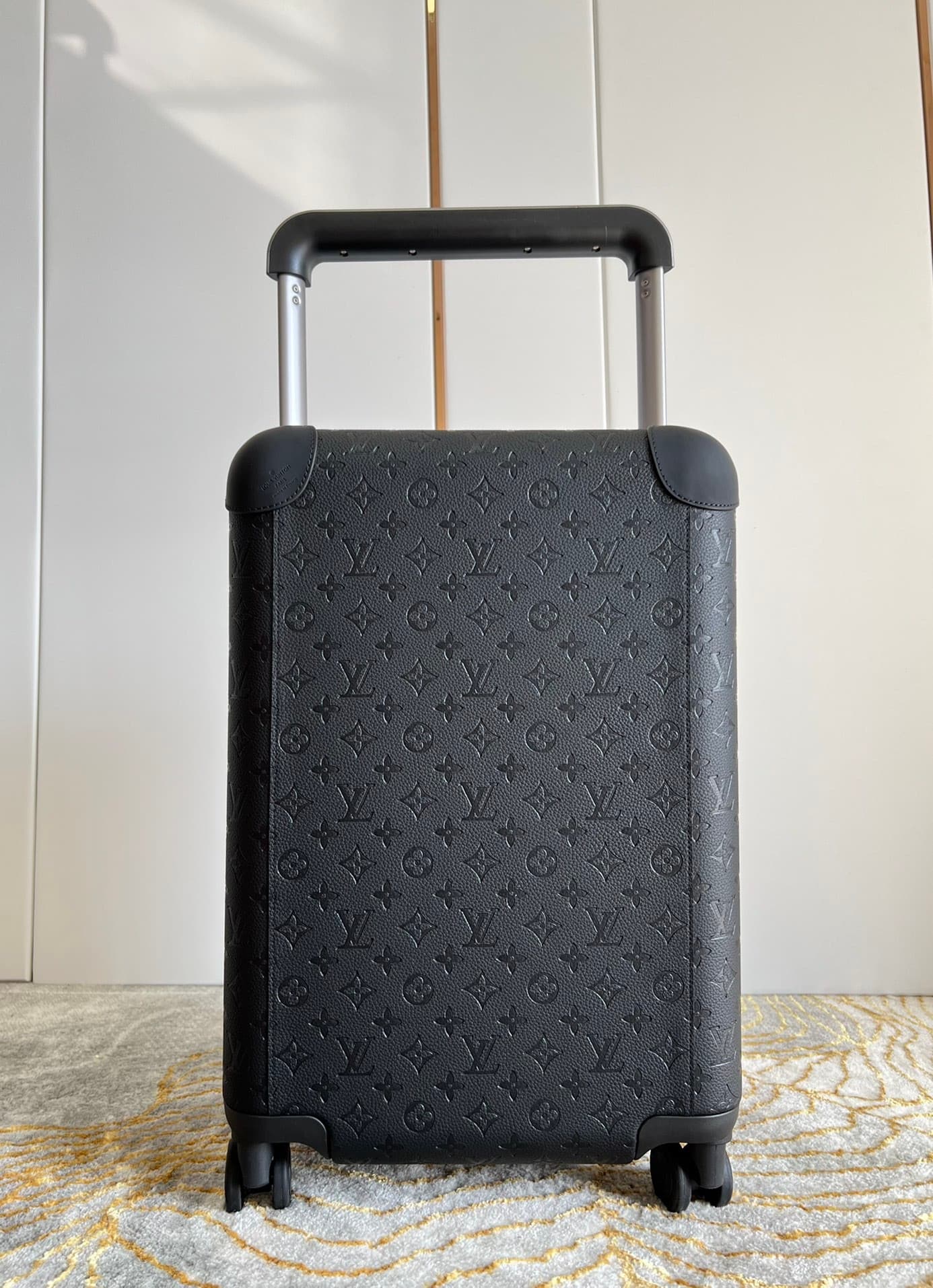 L X V Suitcase Size:55x38x21cm