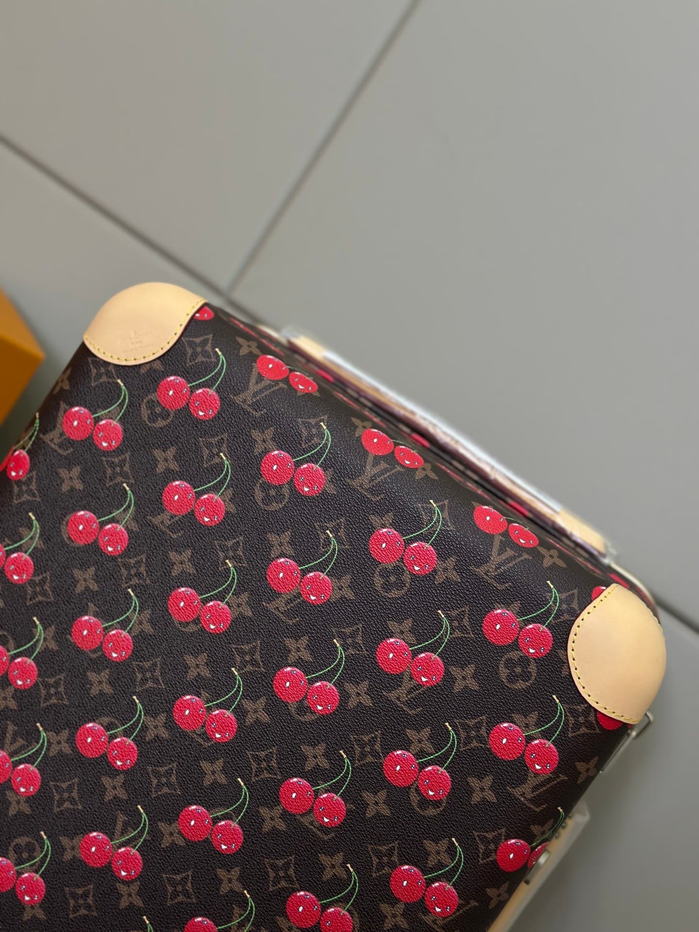 L X V Suitcase Size:55x38x21cm