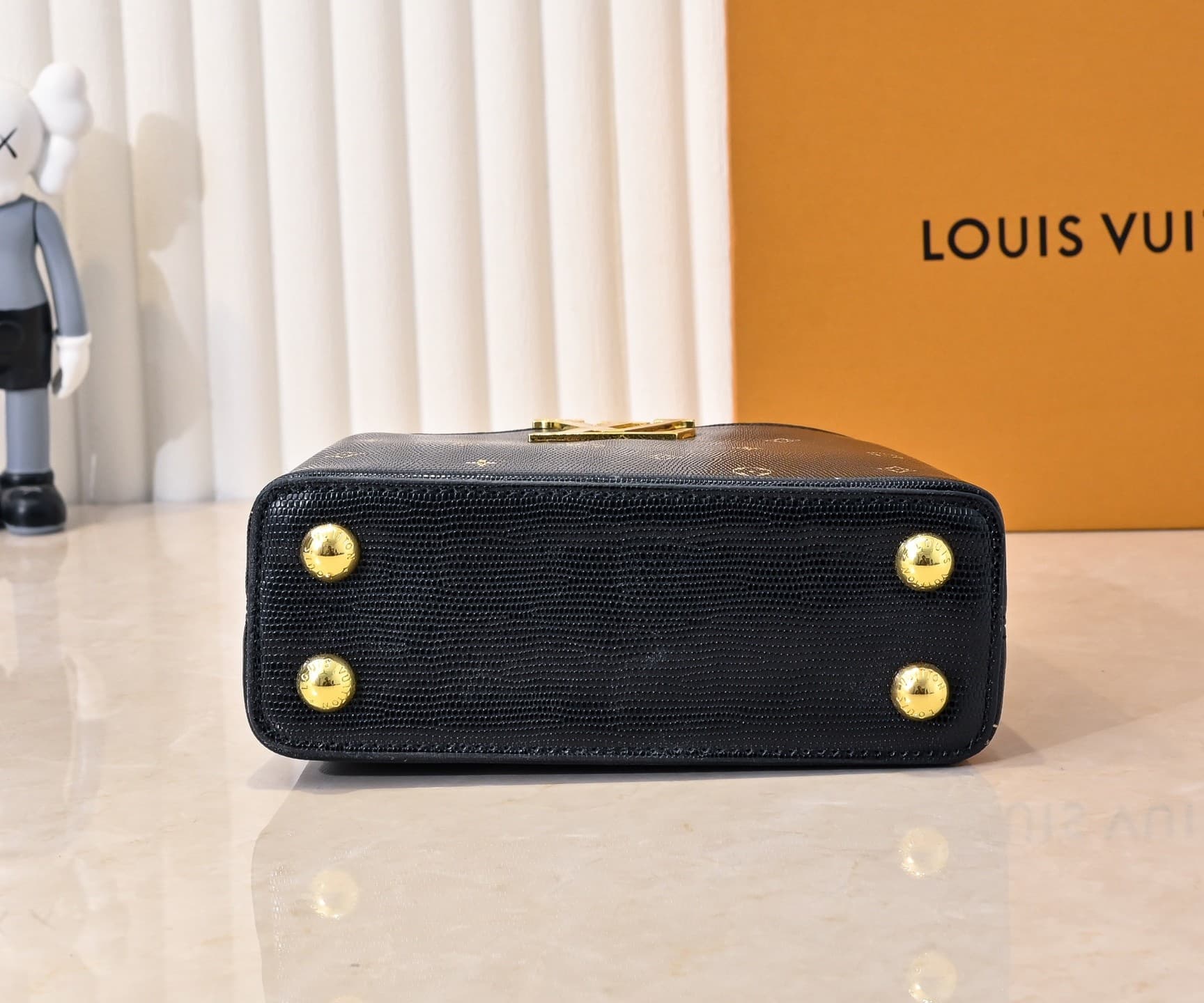 L X V Capucines M59939 Size:21x14x8cm