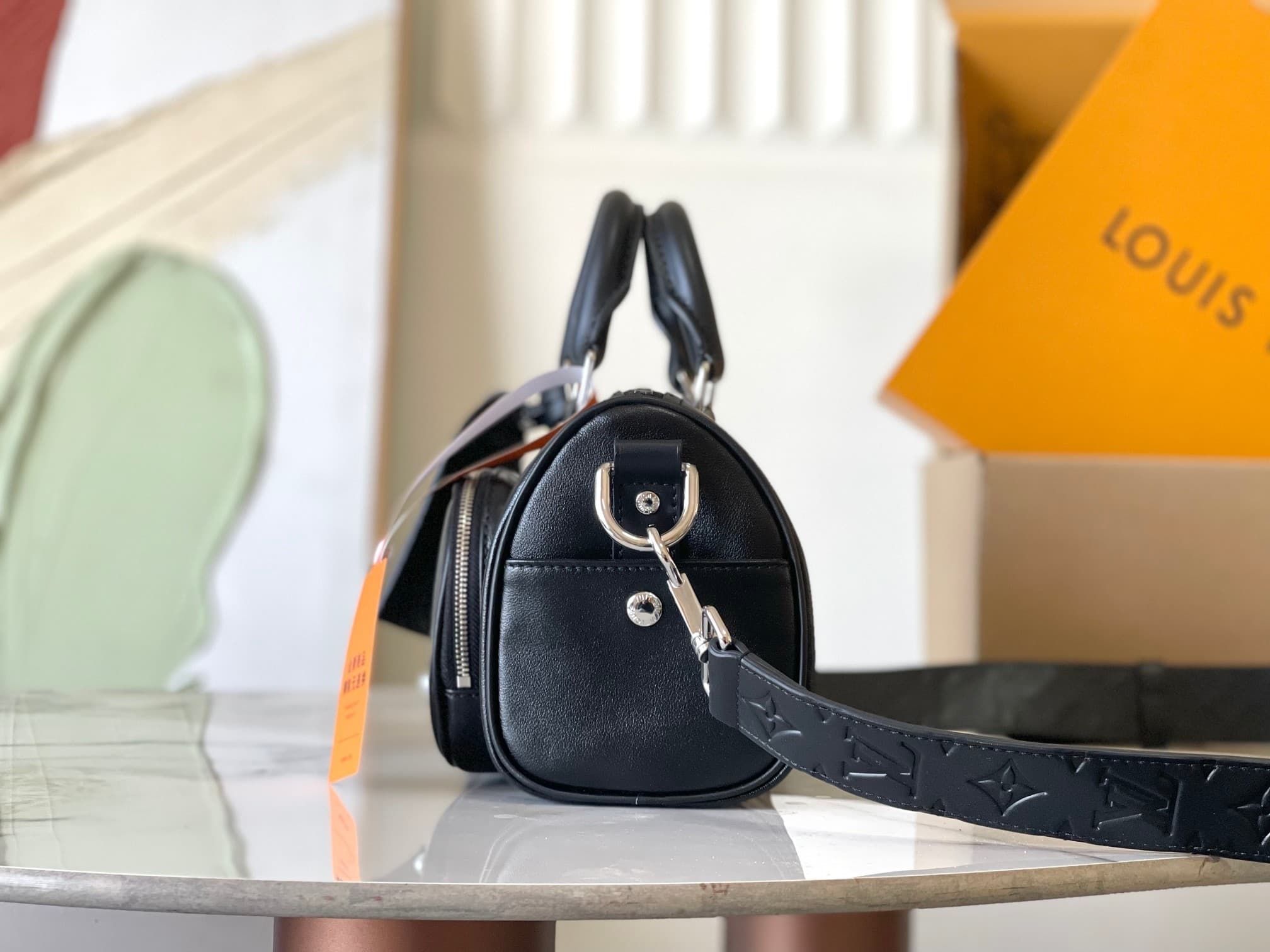 L X V Shoulder bag M13988 Size:25x15x11cm