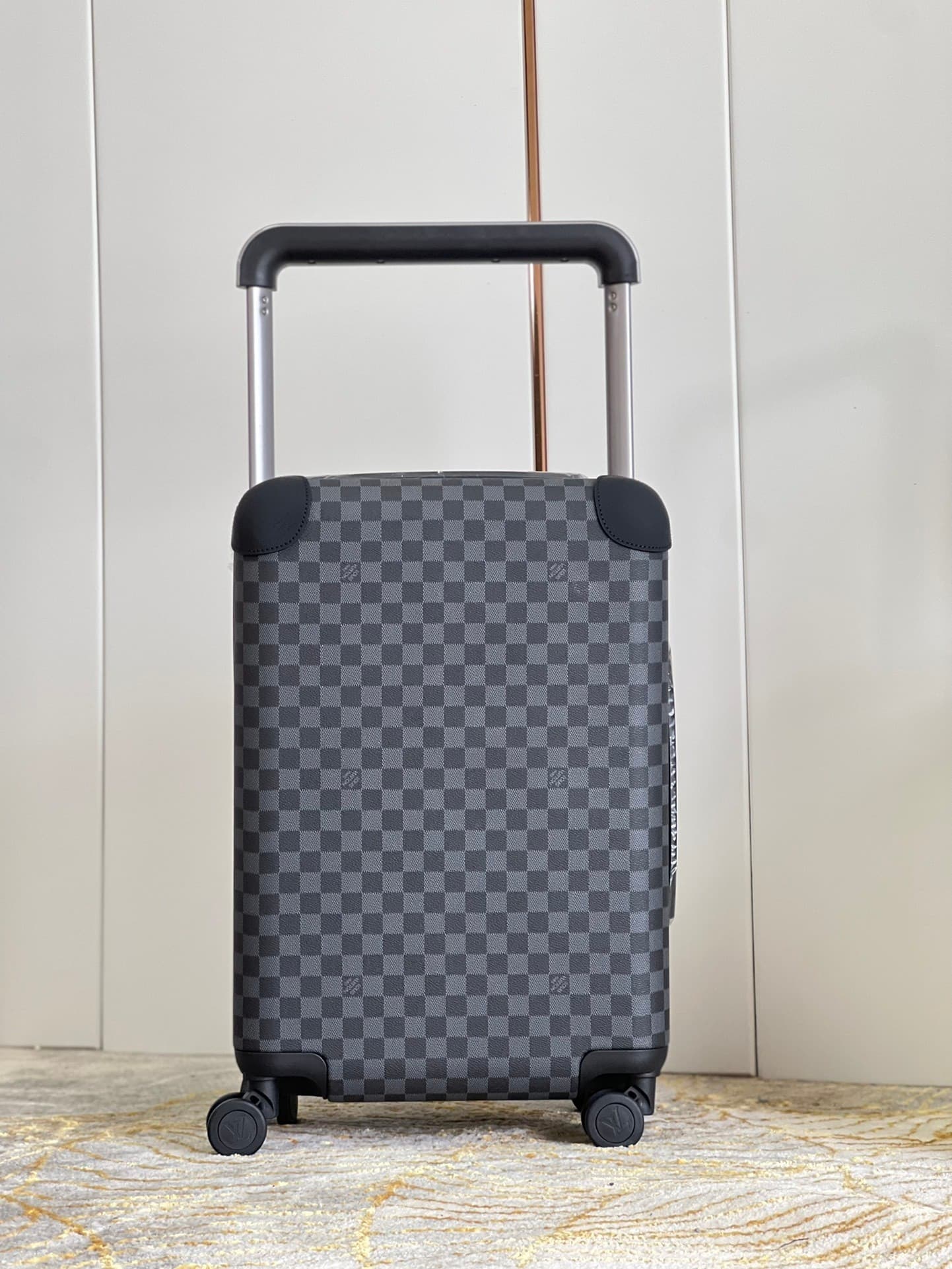 L X V Suitcase Size:55x38x21cm