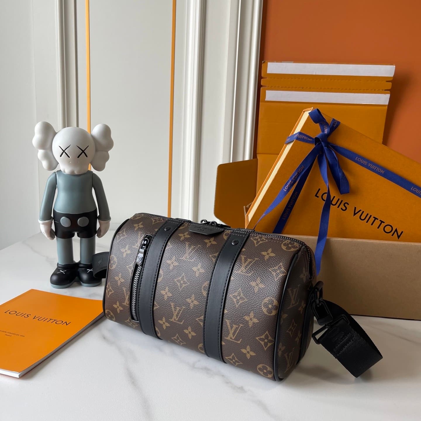 L X V Keepall Travelling bag M26750 27x17x13cm