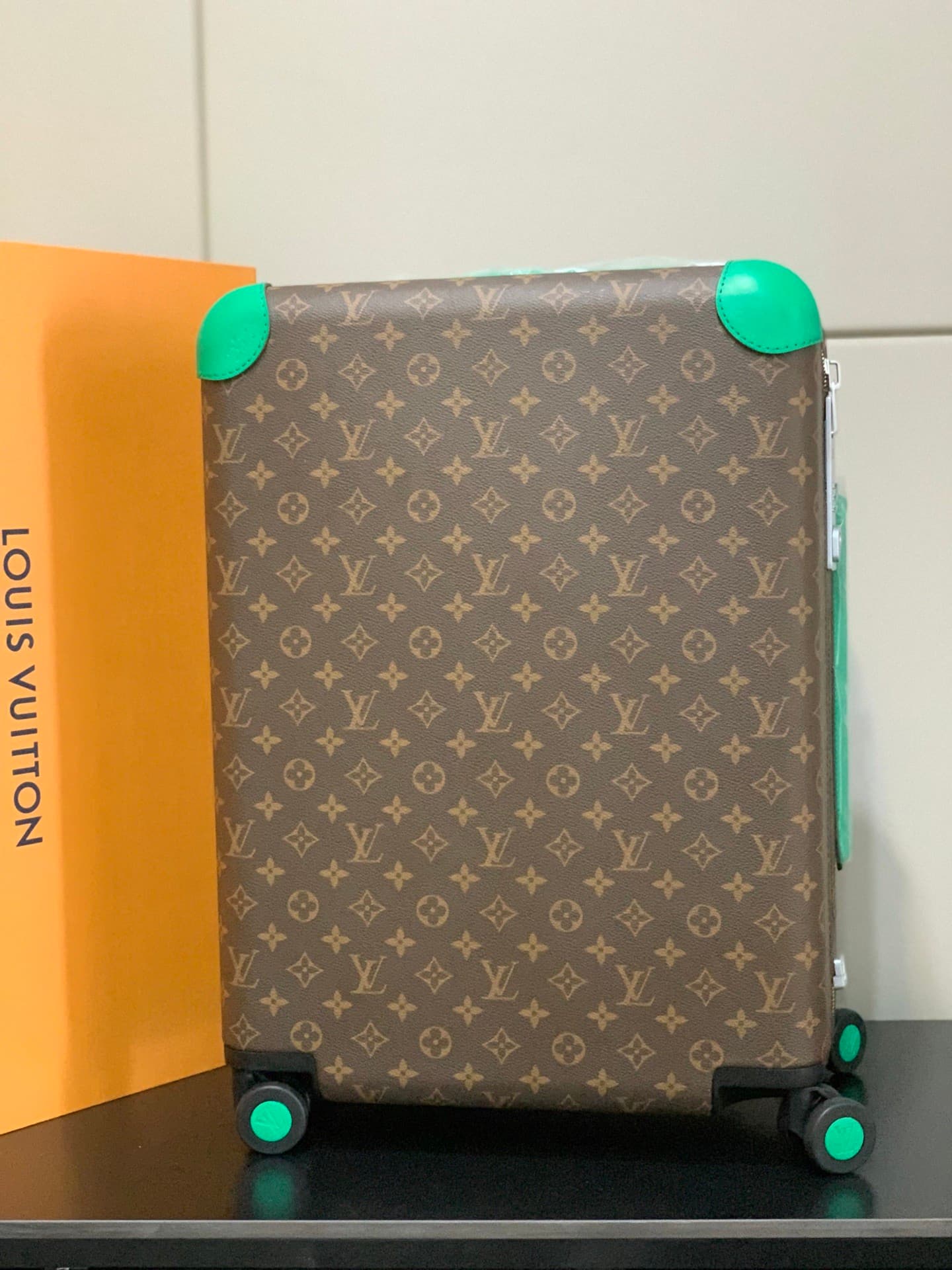 L X V Suitcase Size:55x38x21cm(Multiple colors)