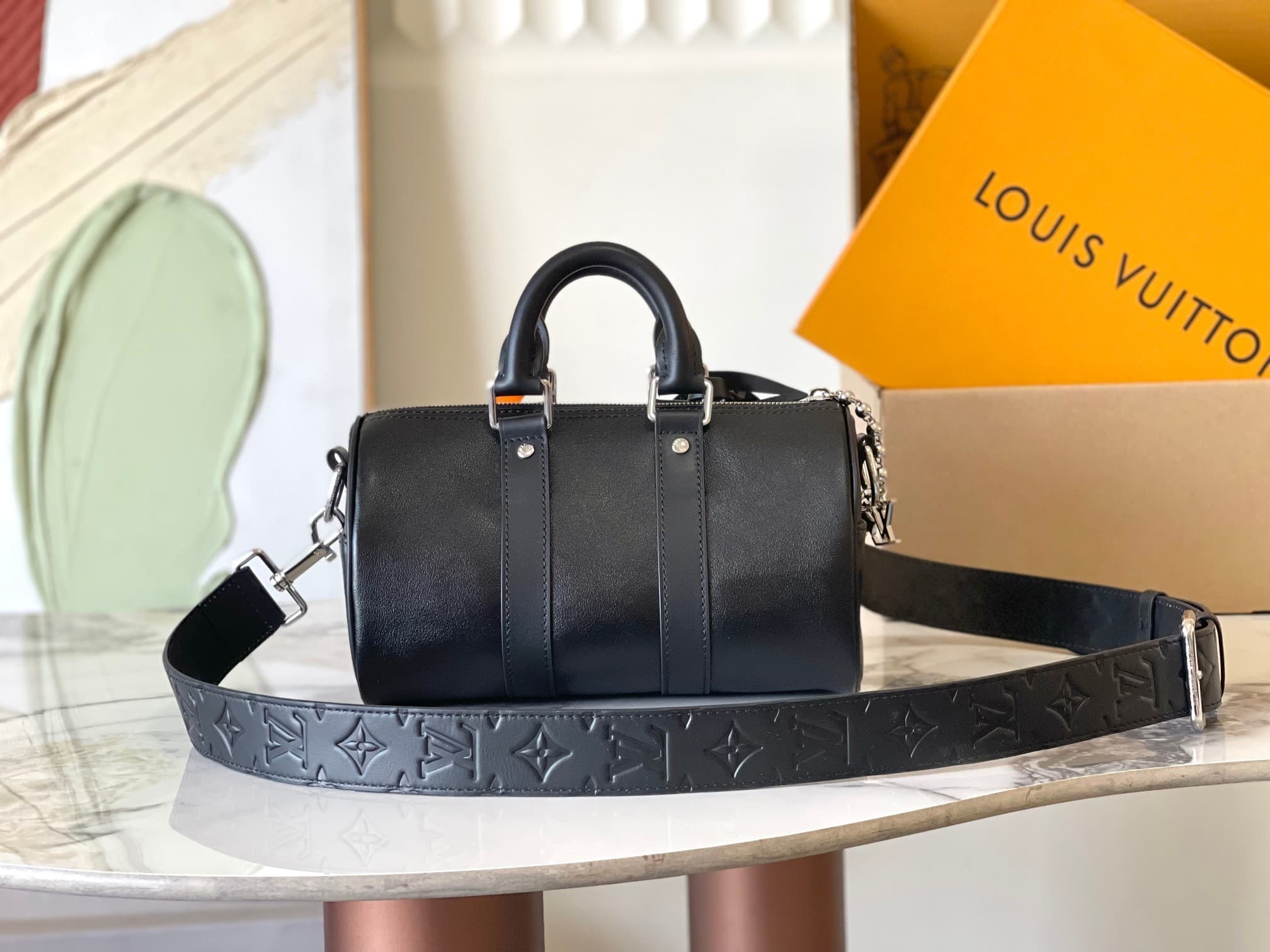 L X V Shoulder bag M13988 Size:25x15x11cm