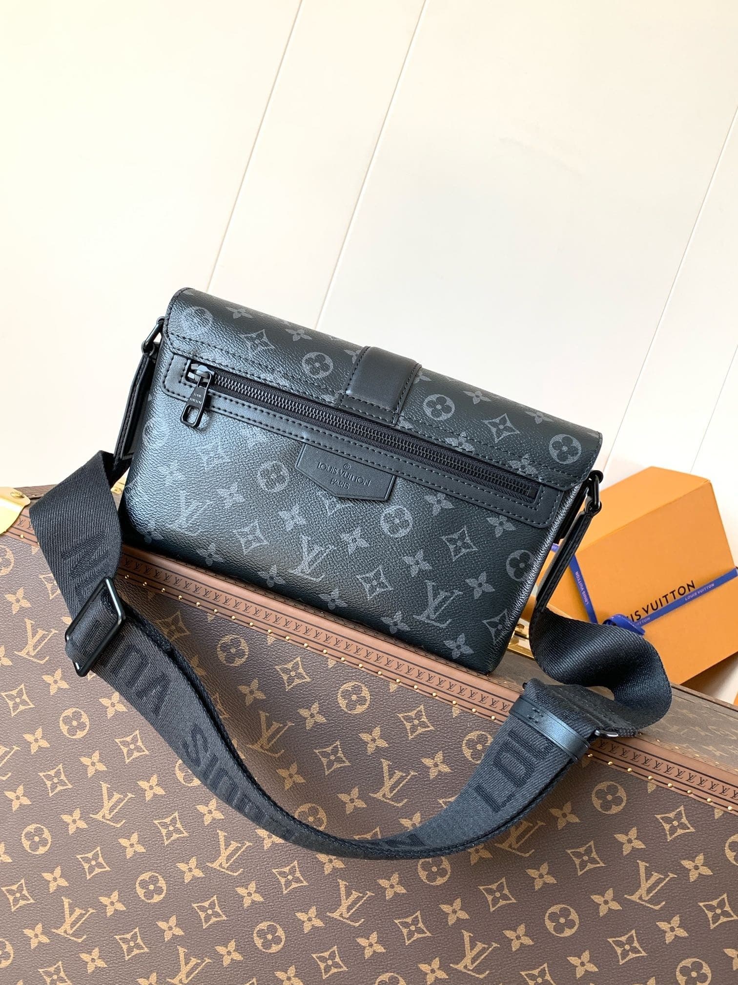L X V Messenger Bags N46794 28x16x10cm