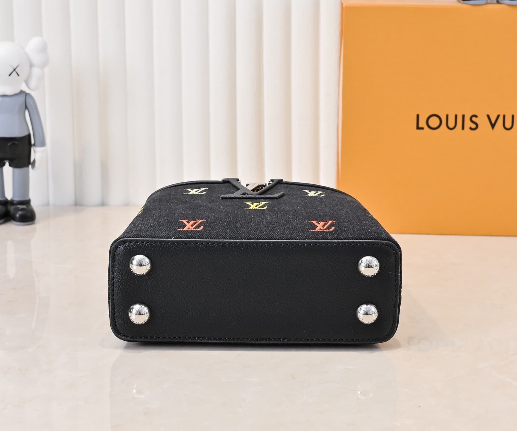 L X V Capucines M59939 Size:21x14x8cm