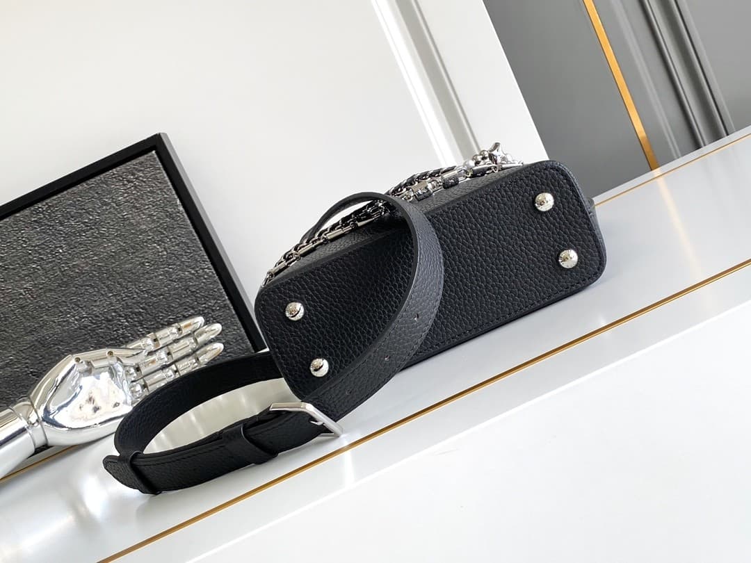 L X V Capucines bag M11908 21x14x8cm