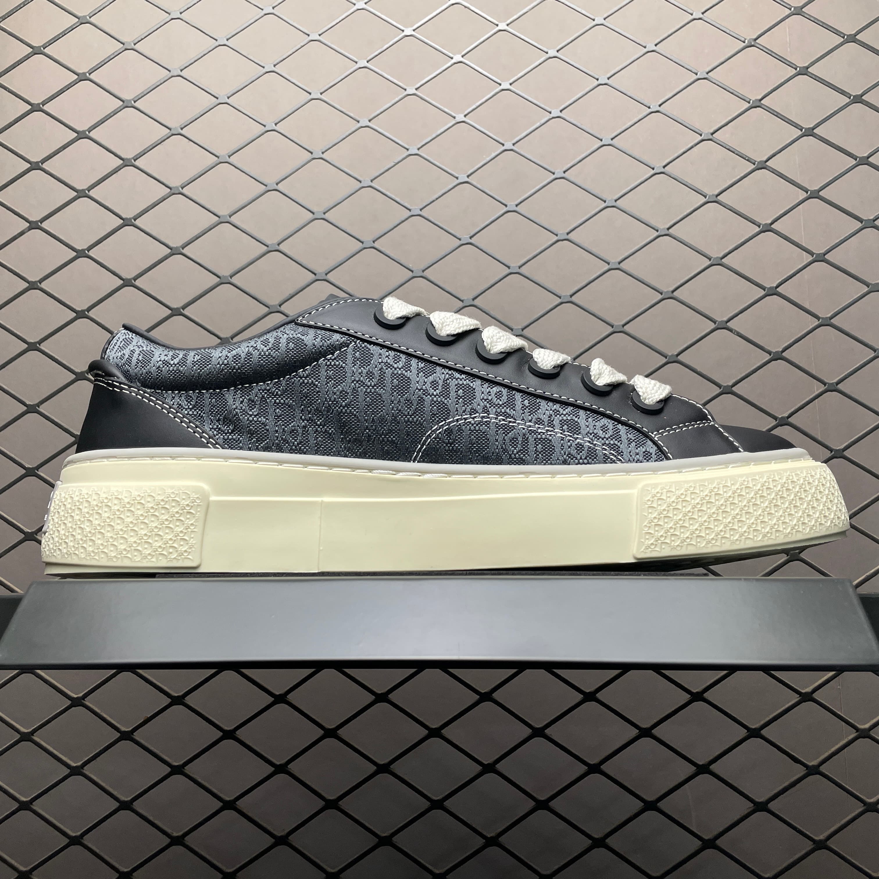 DR New B33 Sneaker