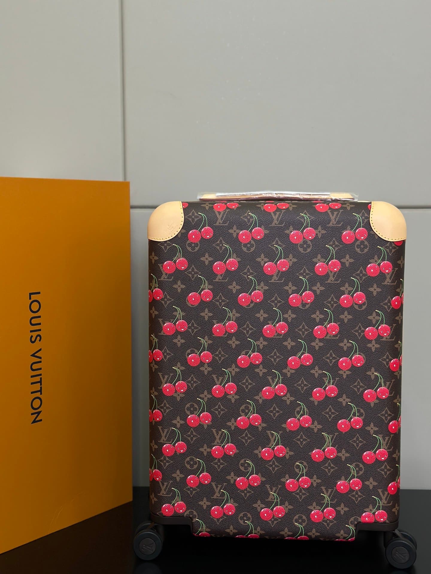 L X V Suitcase Size:55x38x21cm