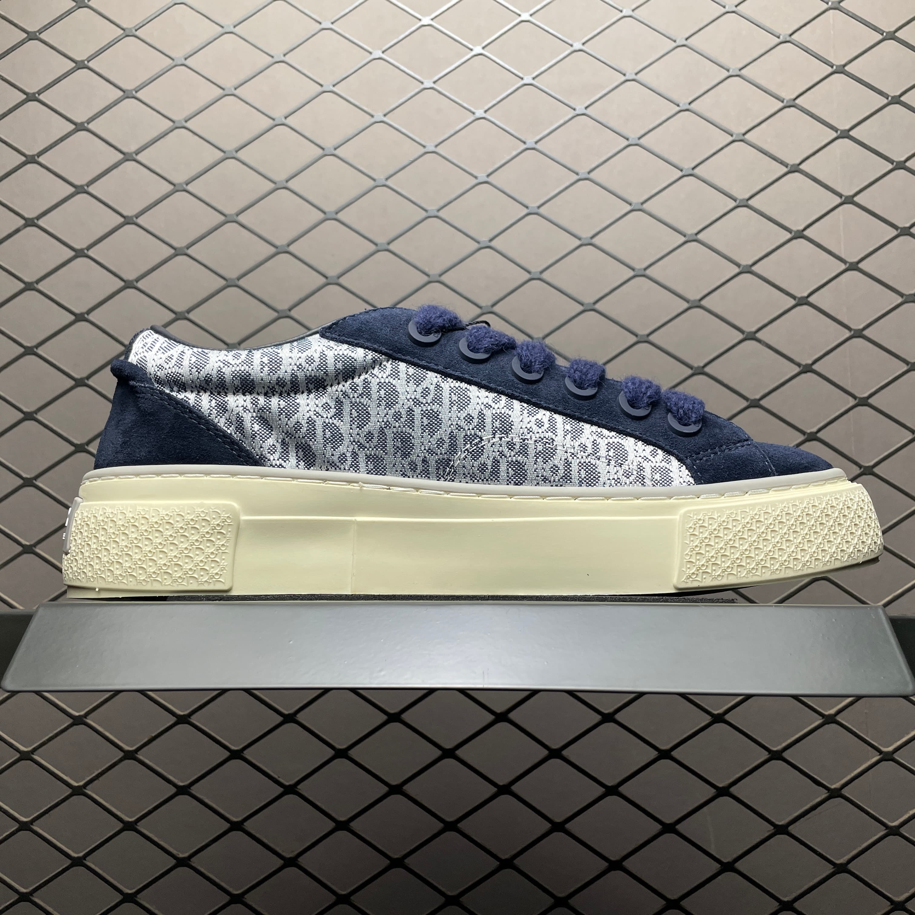 DR New B33 Sneaker