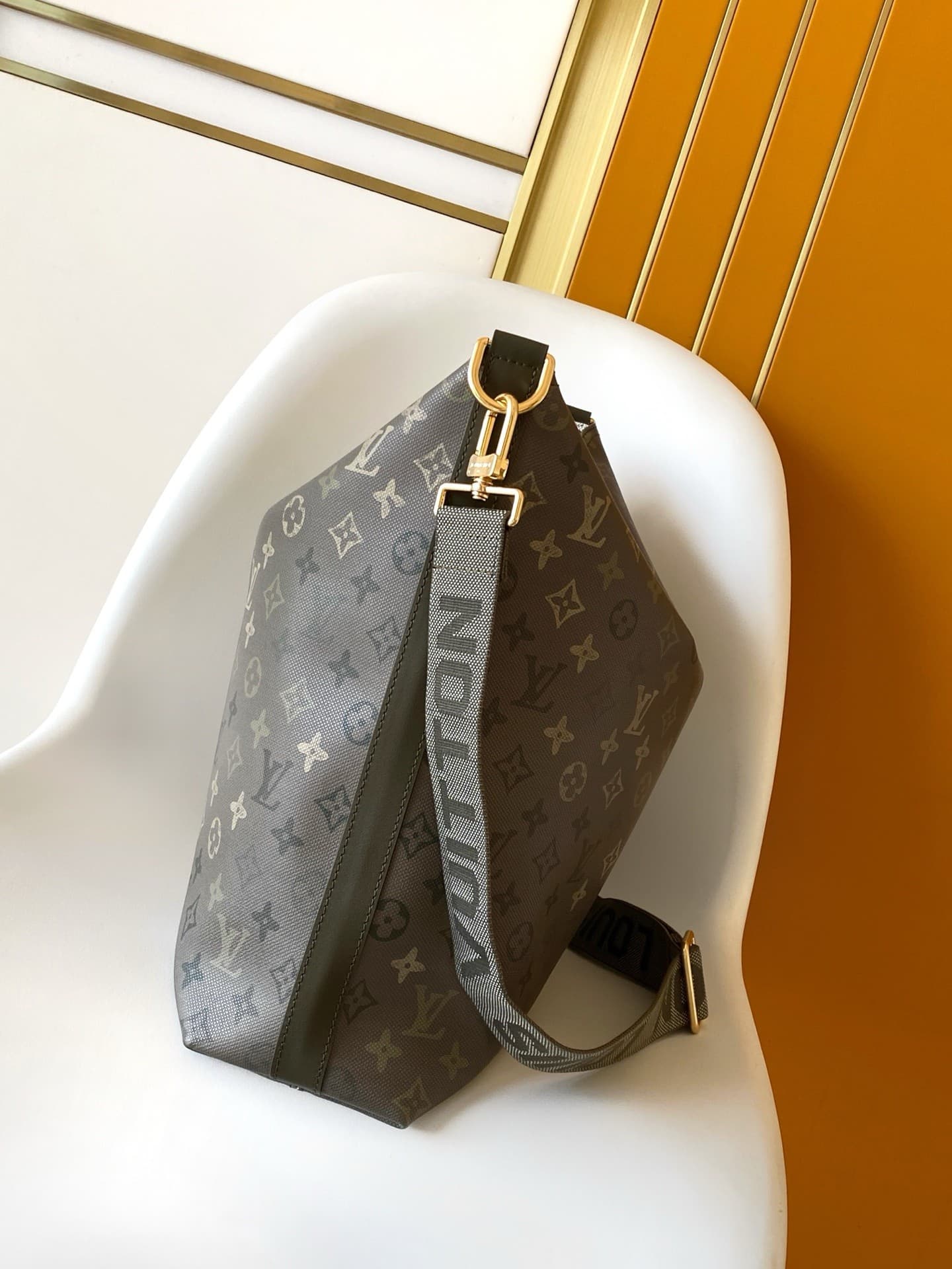 L X V Metis M27181 Size:48x36x12cm